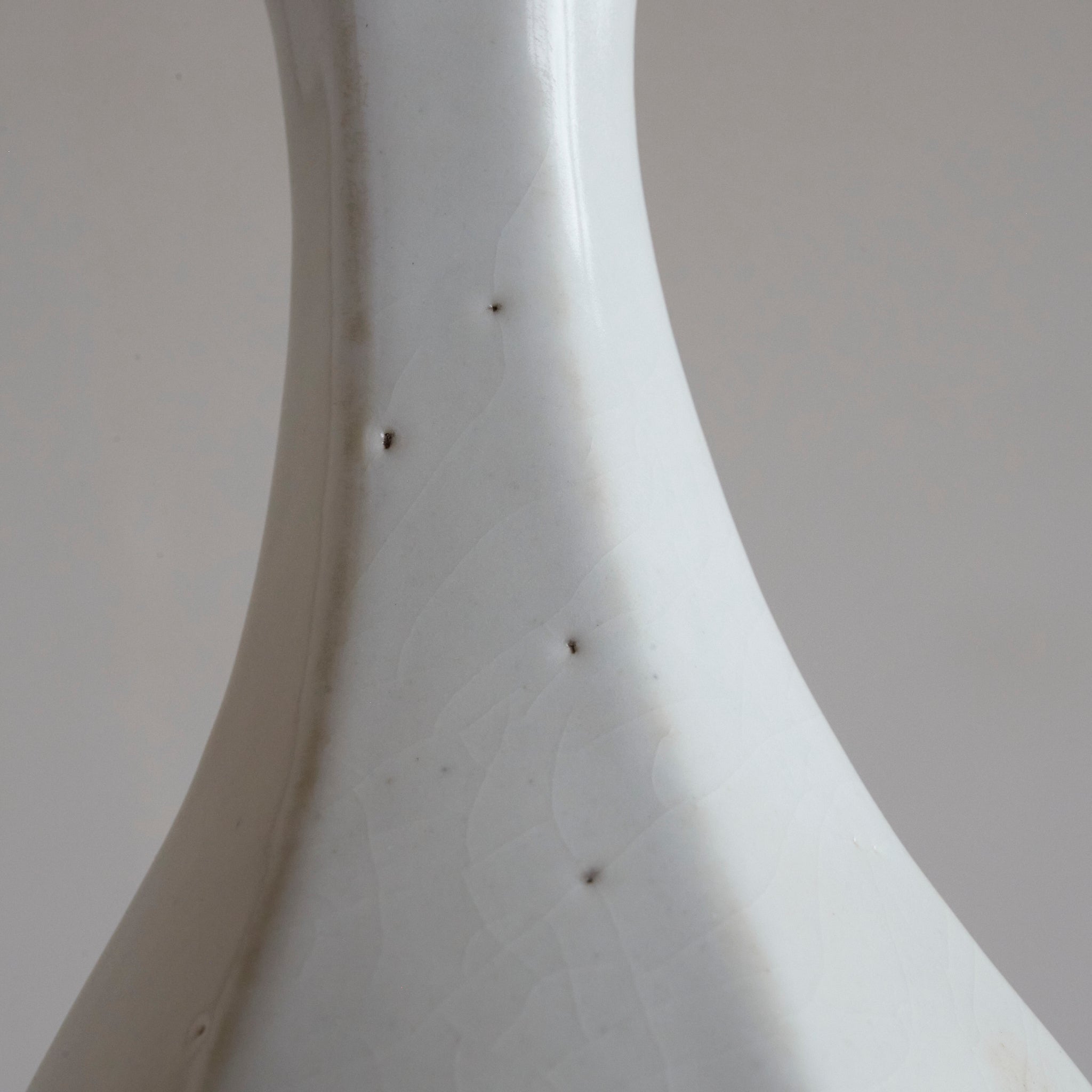 ABGESCHRÄGTE FLASCHE, Weißporzellan, Joseon-Dynastie(1392–1897 n. Chr.)