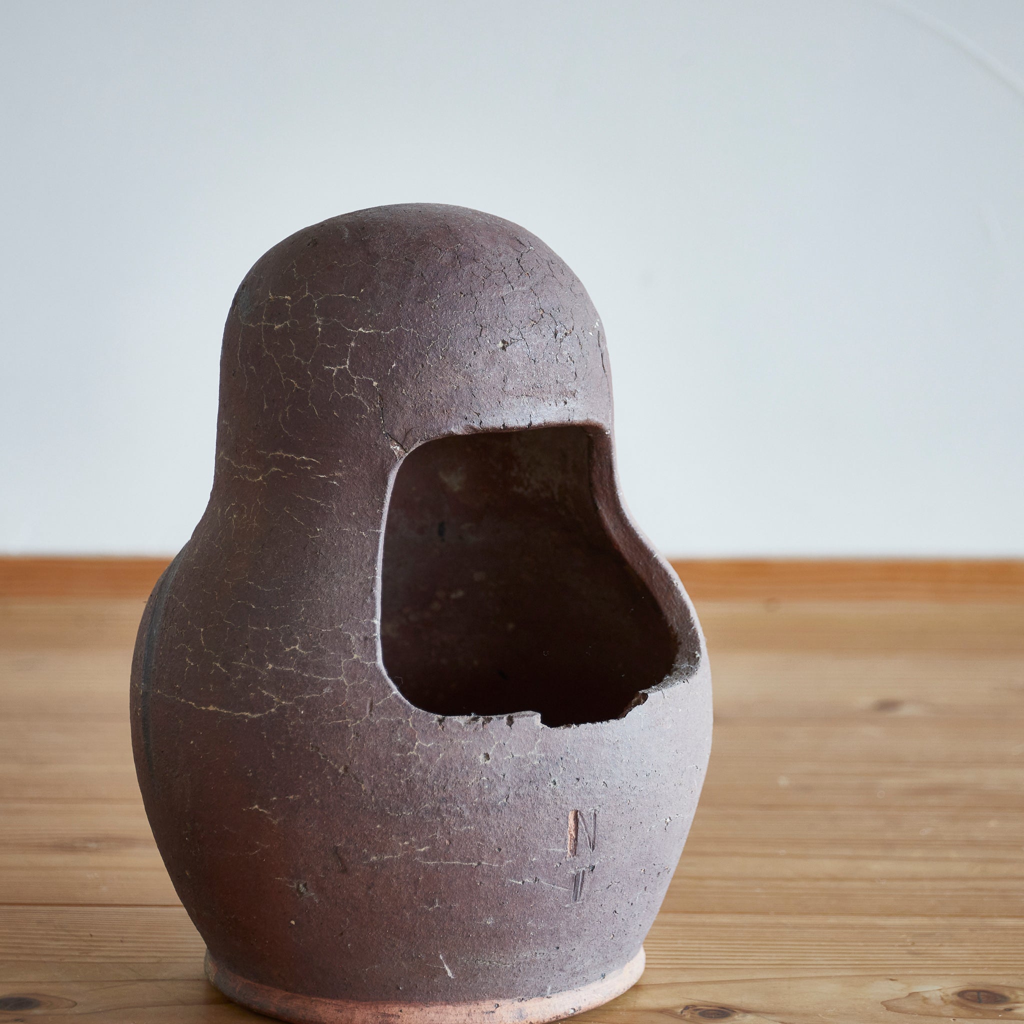 BRASERO CON FORMA DE DARUMA, Mingei, Período Meiji(1868–1912 d. C.)