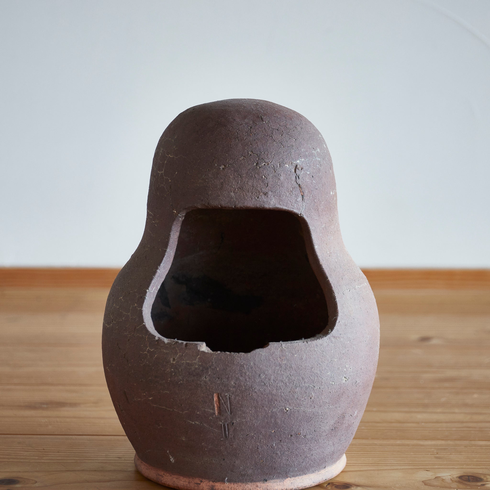 BRASERO CON FORMA DE DARUMA, Mingei, Período Meiji(1868–1912 d. C.)