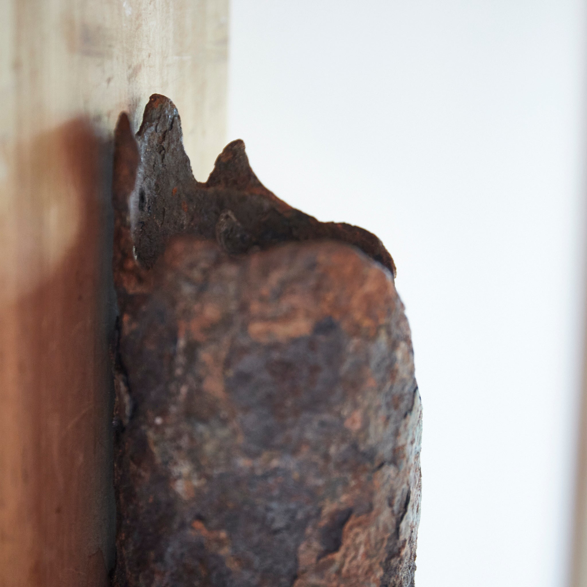 COLGANTE DE PARED DE HIERRO ANTIGUO OXIDADO