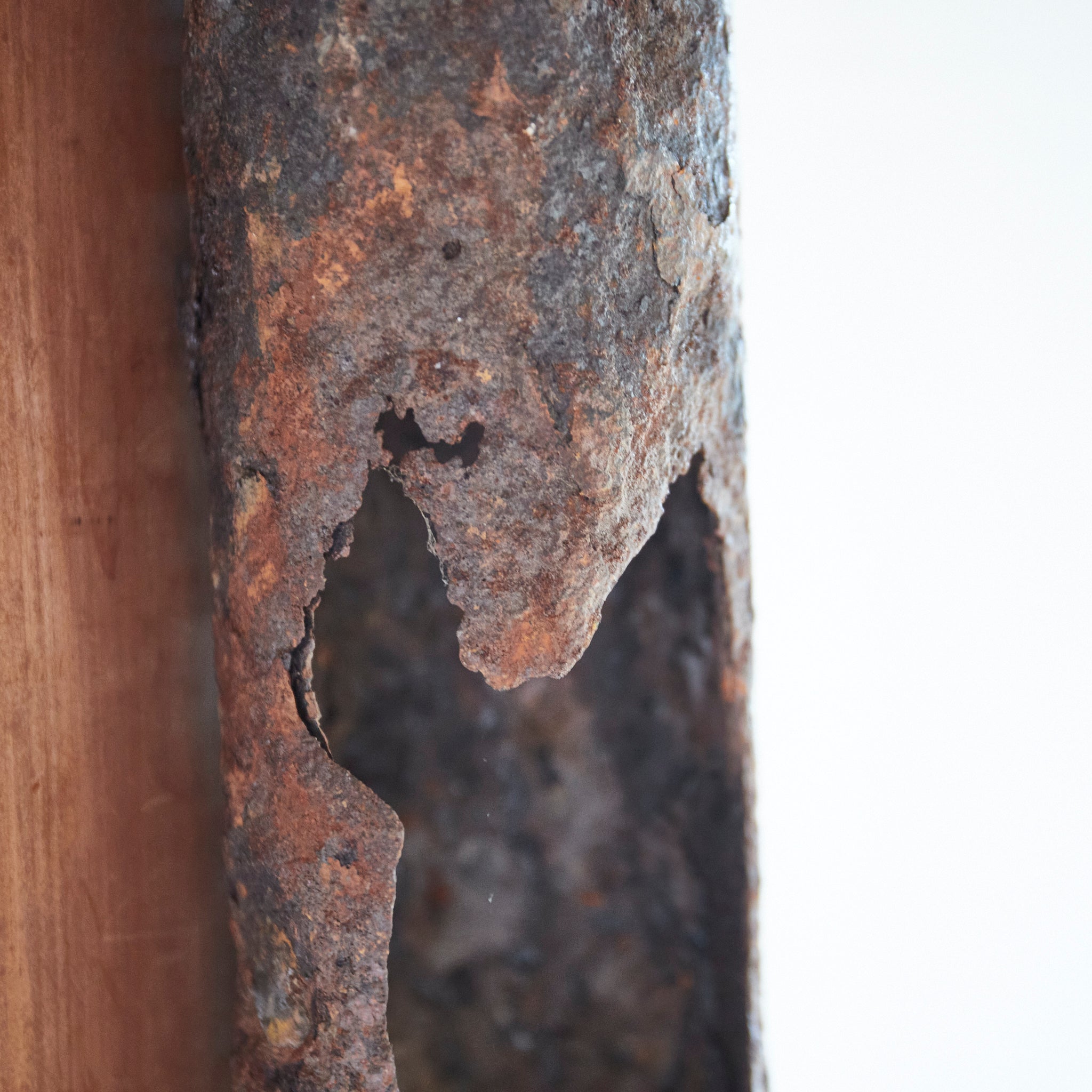COLGANTE DE PARED DE HIERRO ANTIGUO OXIDADO