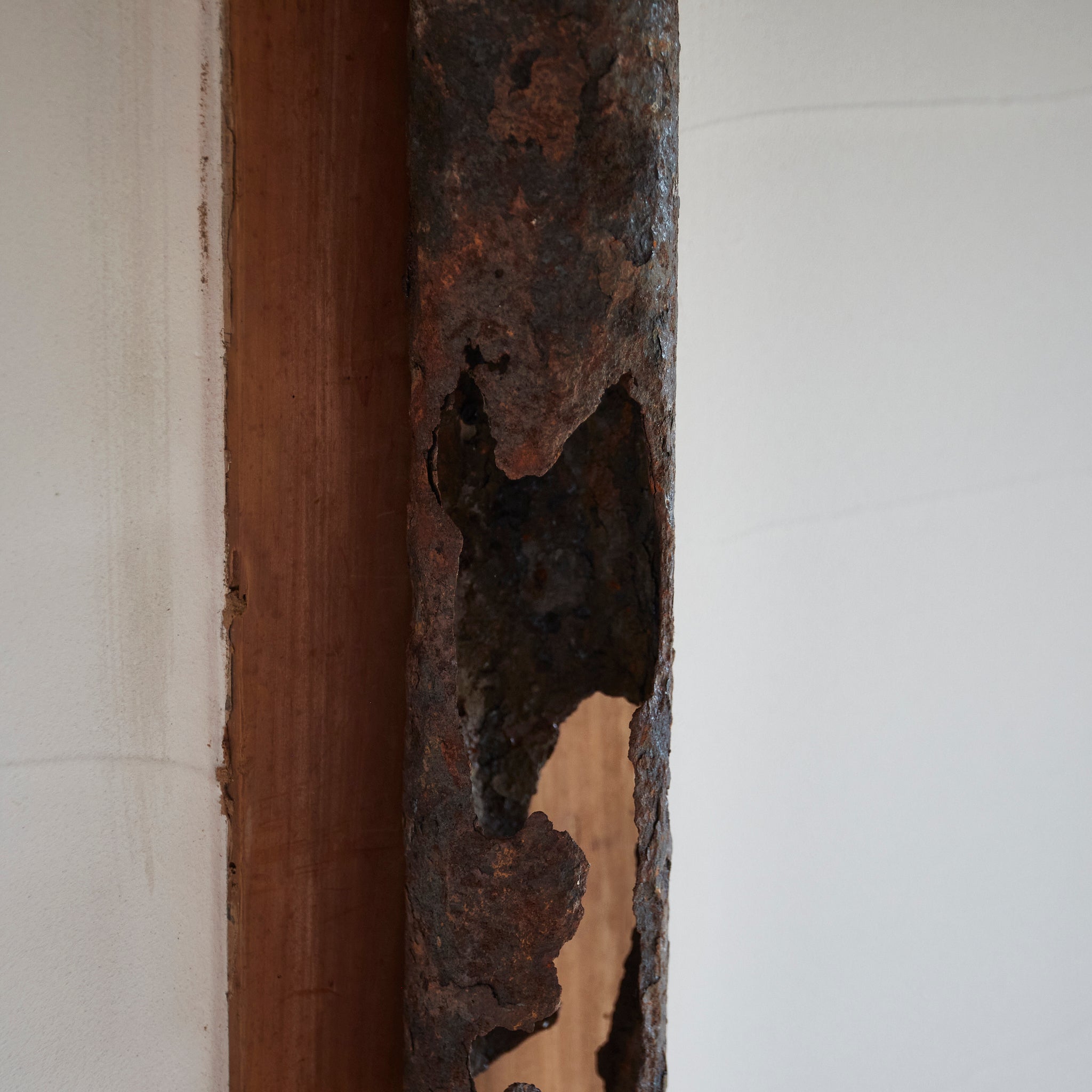 COLGANTE DE PARED DE HIERRO ANTIGUO OXIDADO