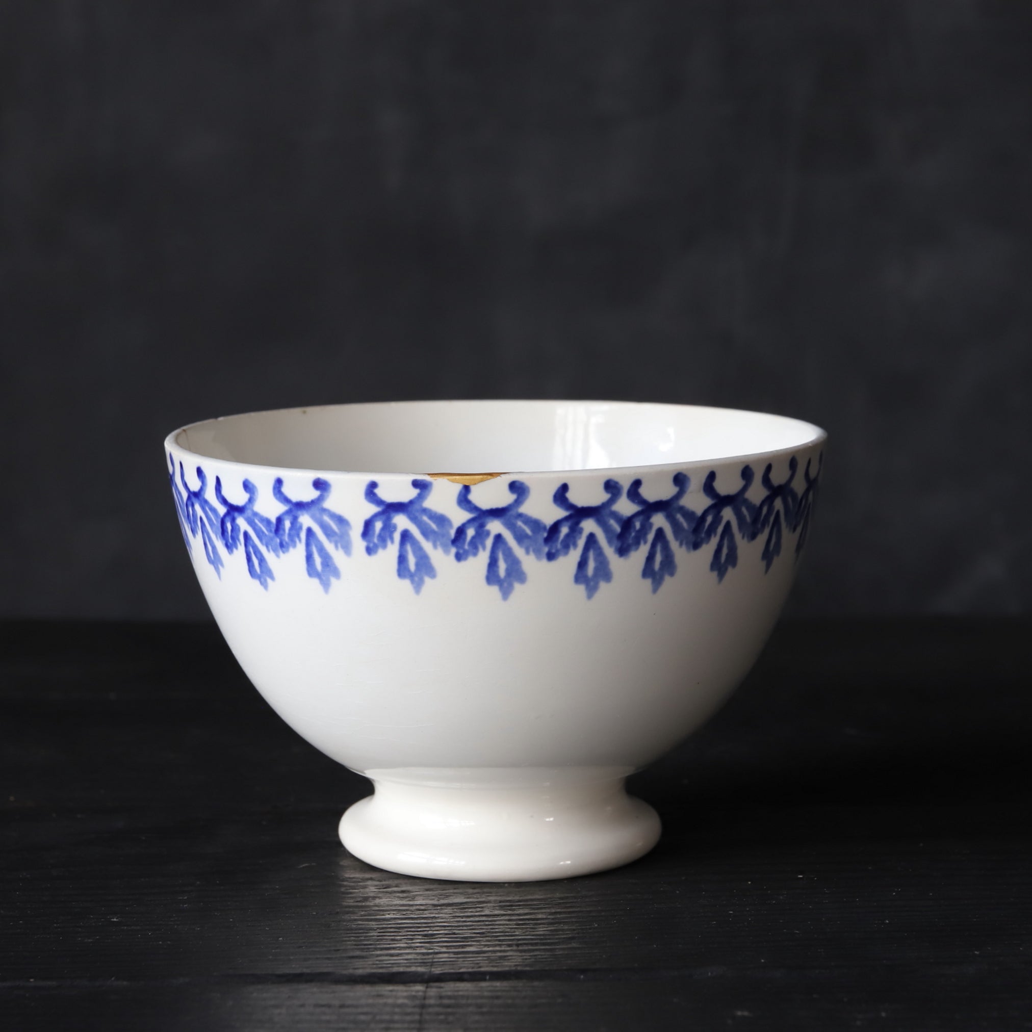BOL DE CAFÉ CON LECHE, Con azul bajo cubierta diseño de hierba y reparación Kintsugi, Antigüedad francesa, Edad Moderna Temprana(Siglos XVI–XIX)
