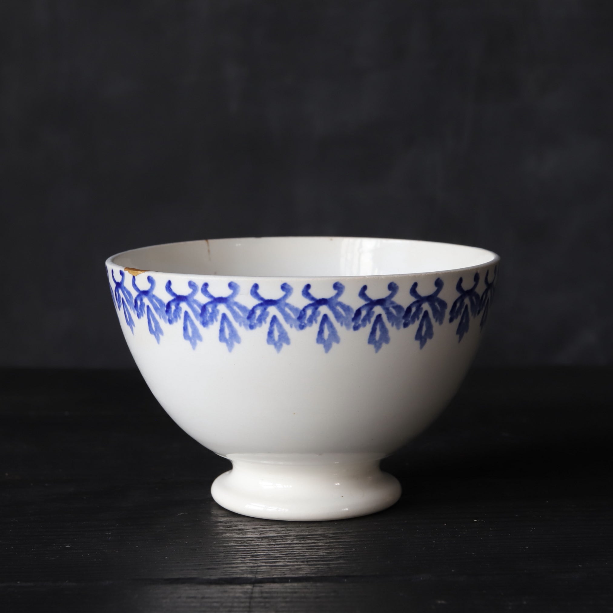 BOL DE CAFÉ CON LECHE, Con azul bajo cubierta diseño de hierba y reparación Kintsugi, Antigüedad francesa, Edad Moderna Temprana(Siglos XVI–XIX)