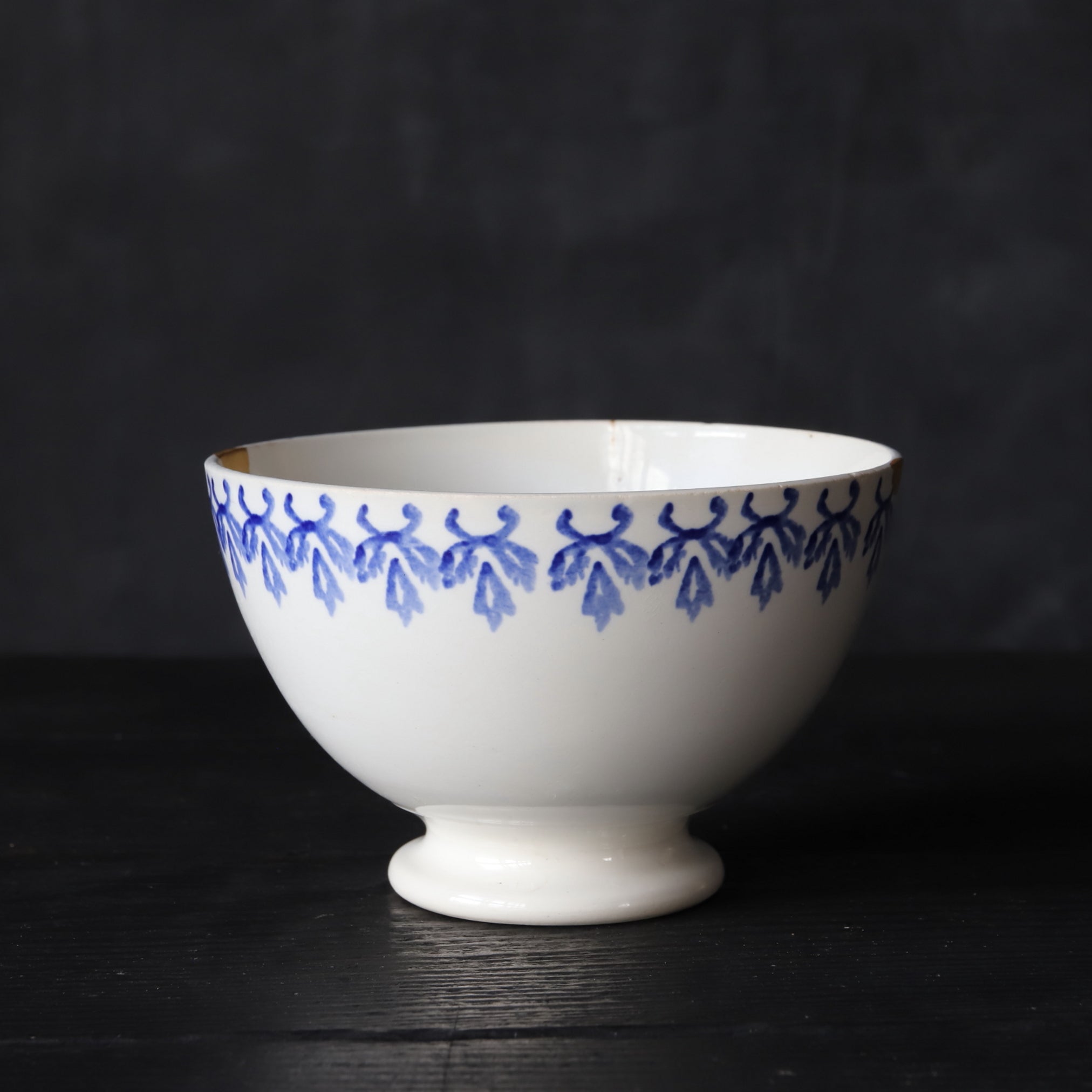 BOL DE CAFÉ CON LECHE, Con azul bajo cubierta diseño de hierba y reparación Kintsugi, Antigüedad francesa, Edad Moderna Temprana(Siglos XVI–XIX)