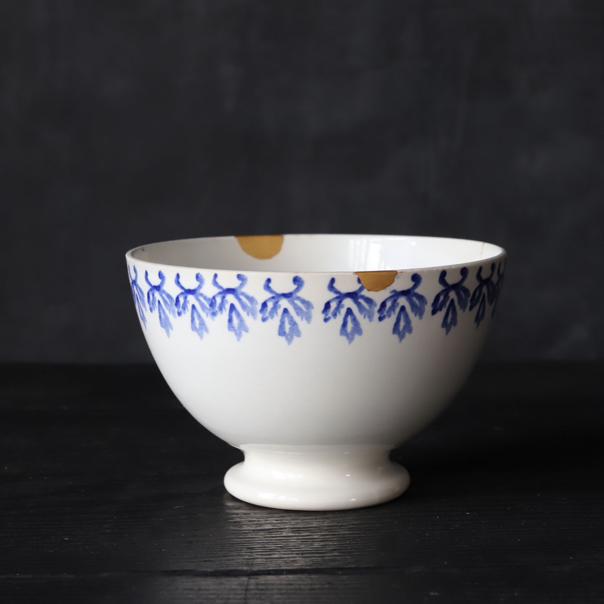 BOL DE CAFÉ CON LECHE, Con azul bajo cubierta diseño de hierba y reparación Kintsugi, Antigüedad francesa, Edad Moderna Temprana(Siglos XVI–XIX)