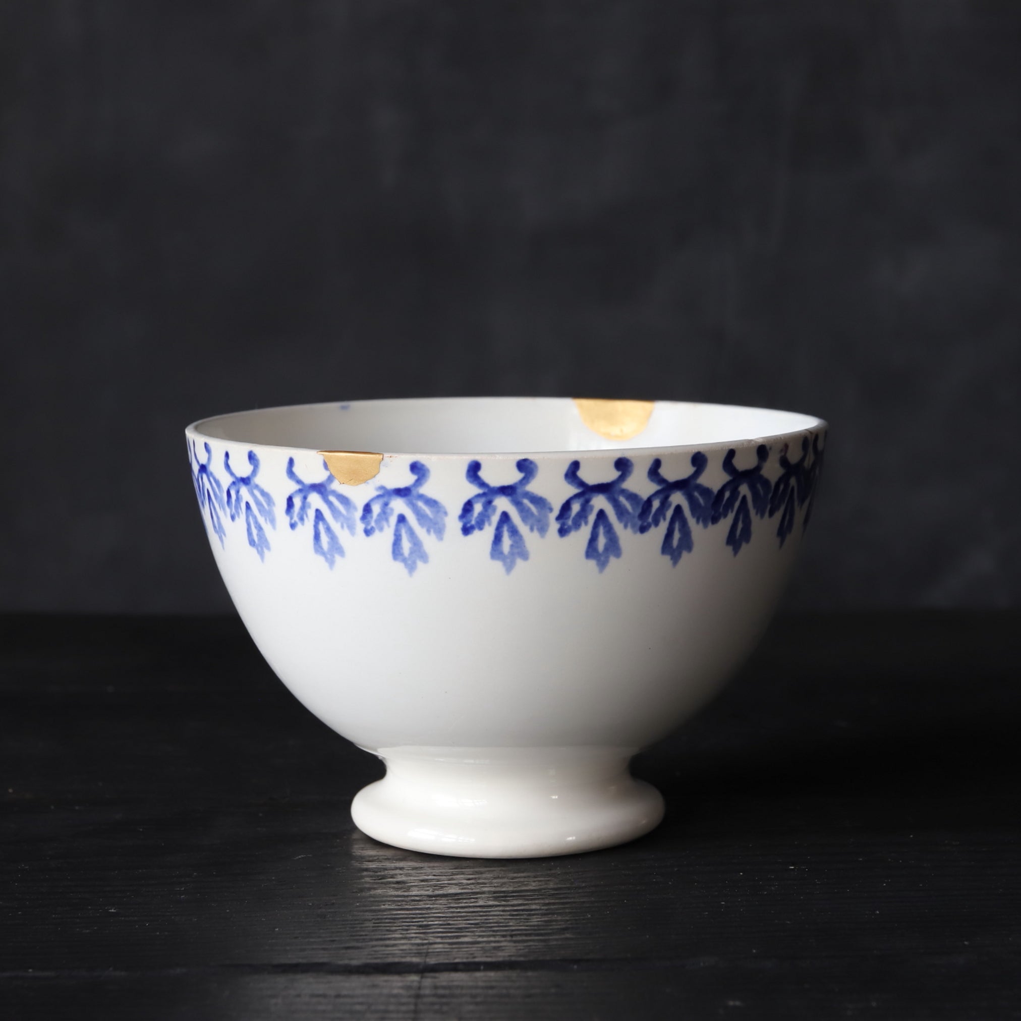 BOL DE CAFÉ CON LECHE, Con azul bajo cubierta diseño de hierba y reparación Kintsugi, Antigüedad francesa, Edad Moderna Temprana(Siglos XVI–XIX)