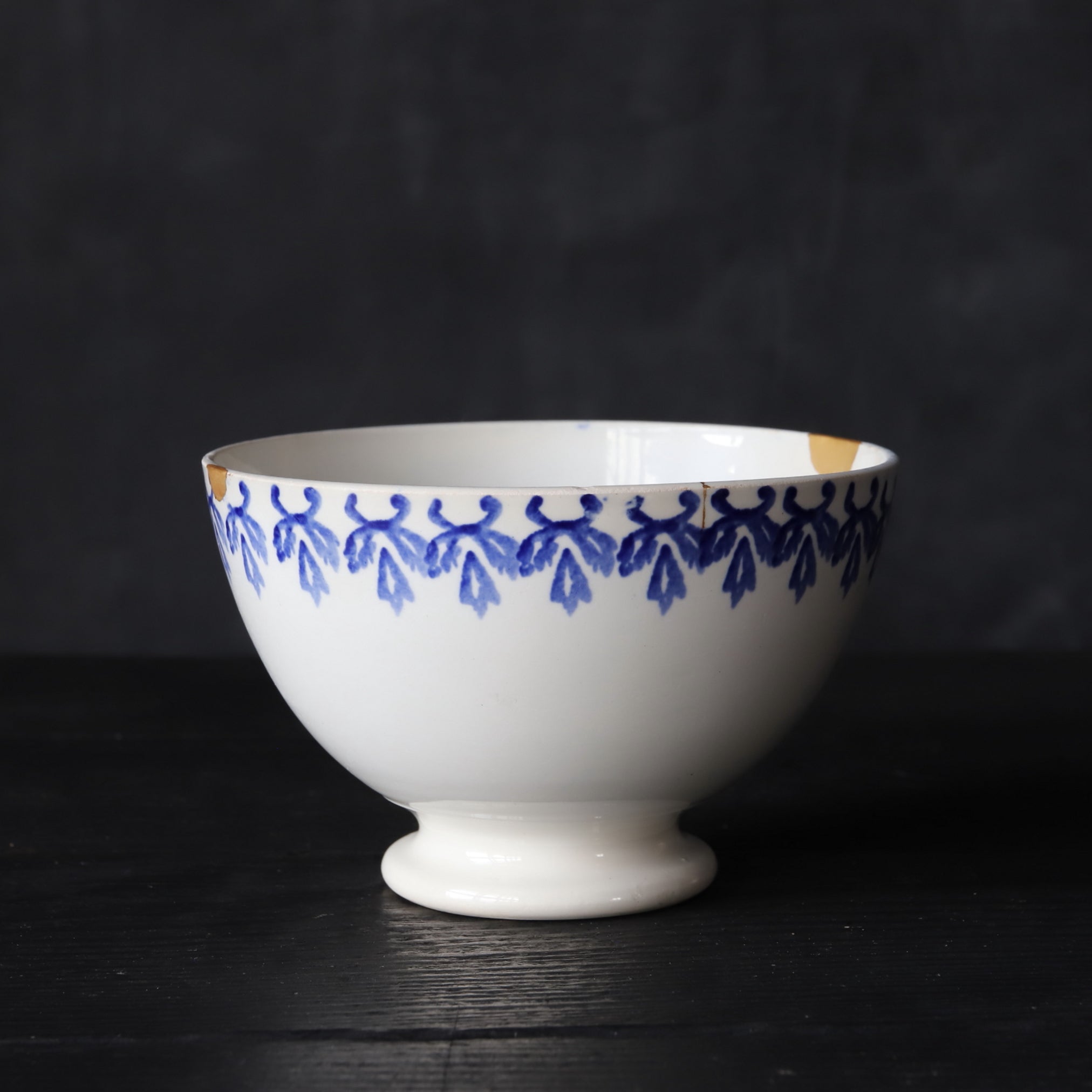 BOL DE CAFÉ CON LECHE, Con azul bajo cubierta diseño de hierba y reparación Kintsugi, Antigüedad francesa, Edad Moderna Temprana(Siglos XVI–XIX)