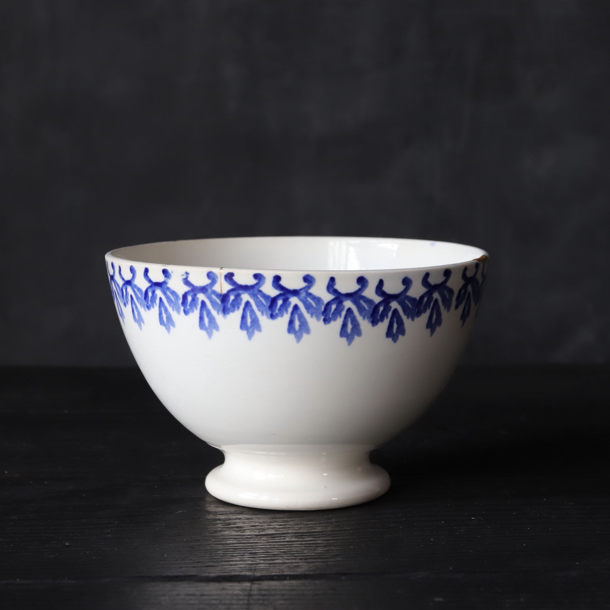 BOL DE CAFÉ CON LECHE, Con azul bajo cubierta diseño de hierba y reparación Kintsugi, Antigüedad francesa, Edad Moderna Temprana(Siglos XVI–XIX)