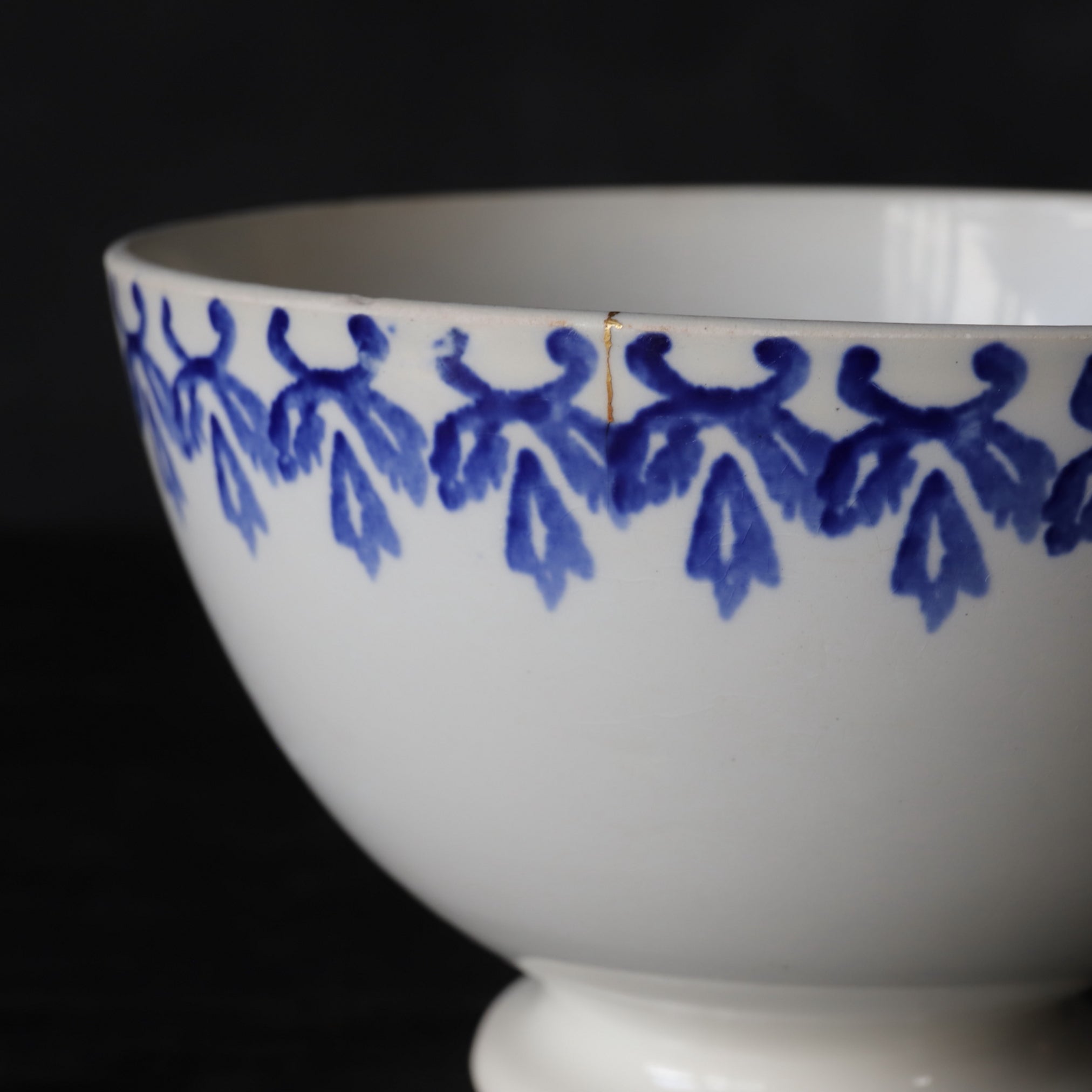 BOL DE CAFÉ CON LECHE, Con azul bajo cubierta diseño de hierba y reparación Kintsugi, Antigüedad francesa, Edad Moderna Temprana(Siglos XVI–XIX)
