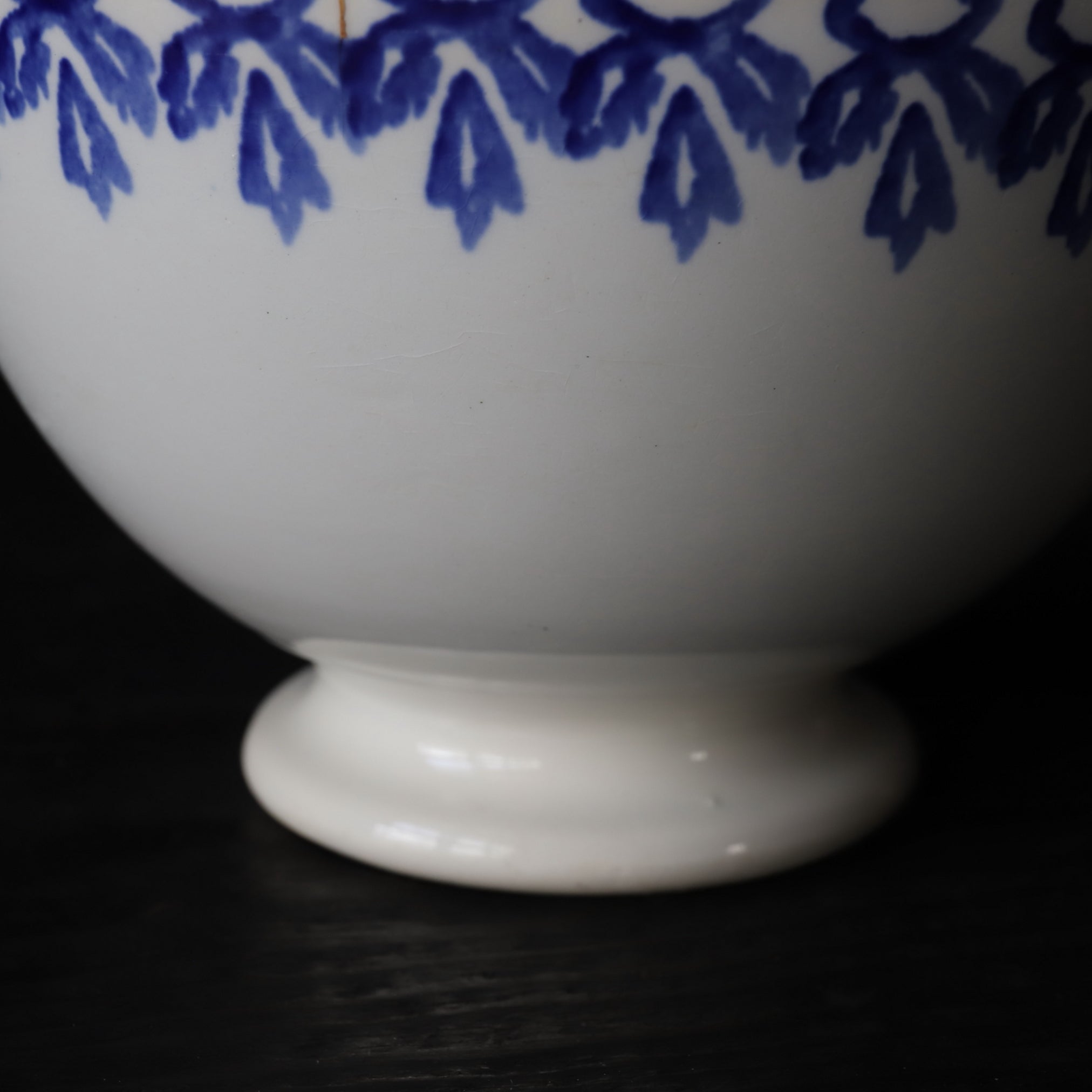 BOL DE CAFÉ CON LECHE, Con azul bajo cubierta diseño de hierba y reparación Kintsugi, Antigüedad francesa, Edad Moderna Temprana(Siglos XVI–XIX)