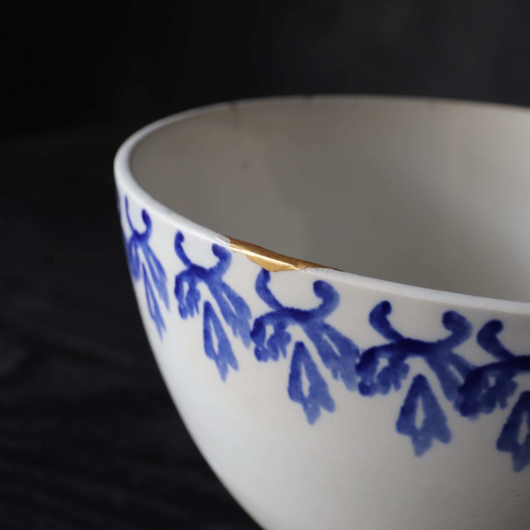 BOL DE CAFÉ CON LECHE, Con azul bajo cubierta diseño de hierba y reparación Kintsugi, Antigüedad francesa, Edad Moderna Temprana(Siglos XVI–XIX)