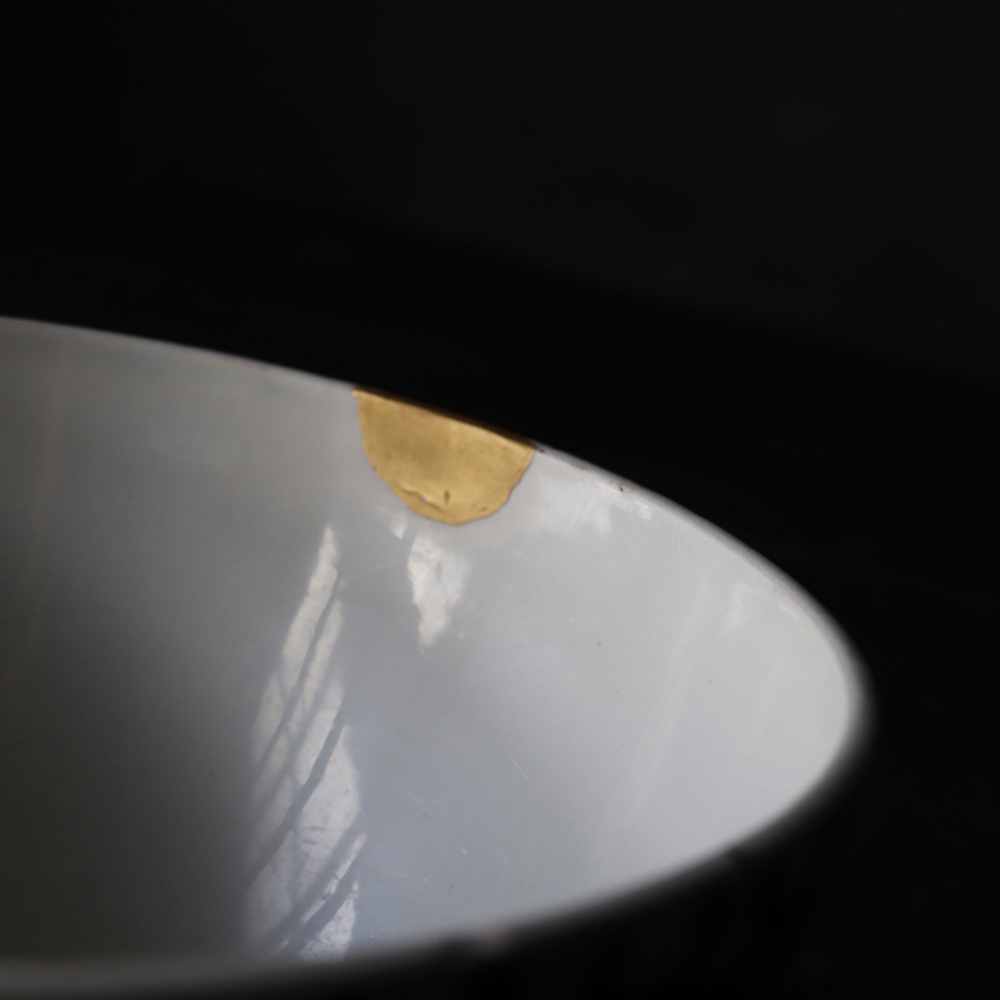 BOL DE CAFÉ CON LECHE, Con azul bajo cubierta diseño de hierba y reparación Kintsugi, Antigüedad francesa, Edad Moderna Temprana(Siglos XVI–XIX)
