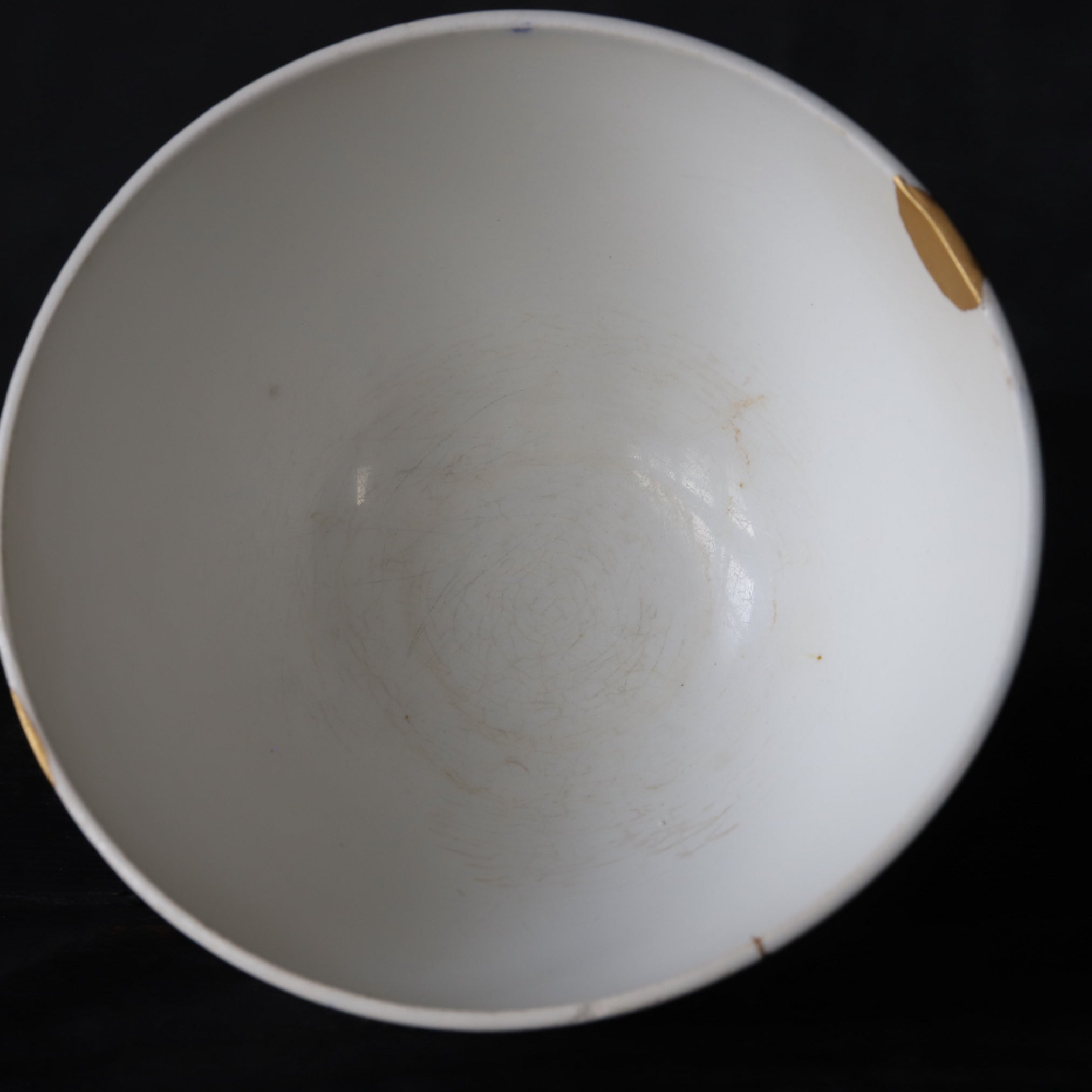BOL DE CAFÉ CON LECHE, Con azul bajo cubierta diseño de hierba y reparación Kintsugi, Antigüedad francesa, Edad Moderna Temprana(Siglos XVI–XIX)