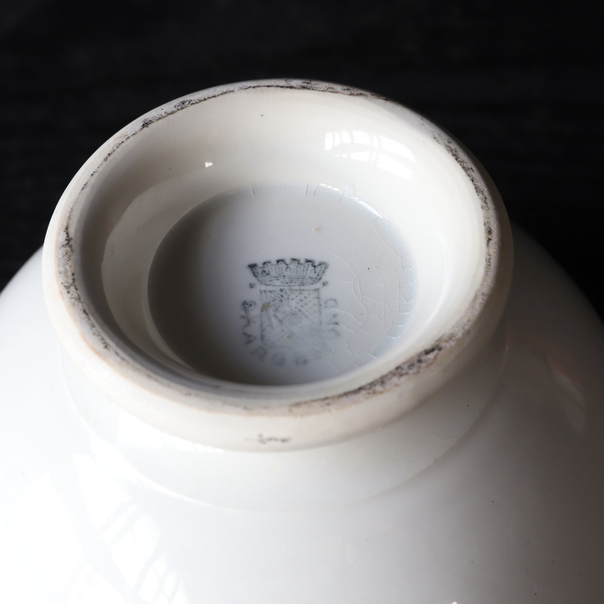 BOL DE CAFÉ CON LECHE, Con azul bajo cubierta diseño de hierba y reparación Kintsugi, Antigüedad francesa, Edad Moderna Temprana(Siglos XVI–XIX)