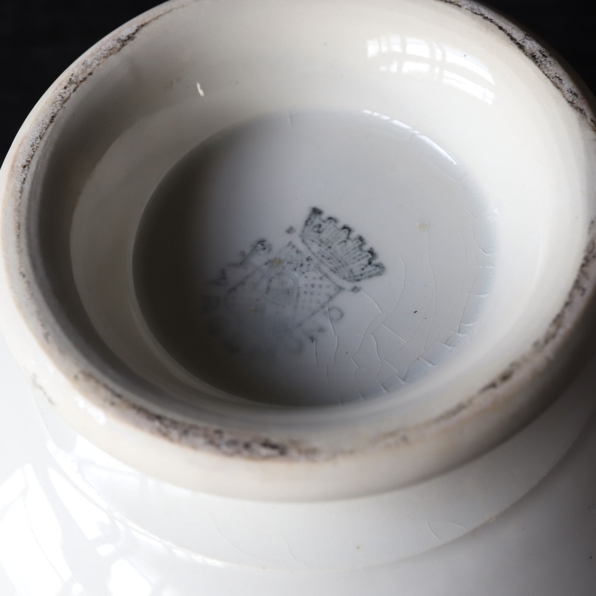 BOL DE CAFÉ CON LECHE, Con azul bajo cubierta diseño de hierba y reparación Kintsugi, Antigüedad francesa, Edad Moderna Temprana(Siglos XVI–XIX)