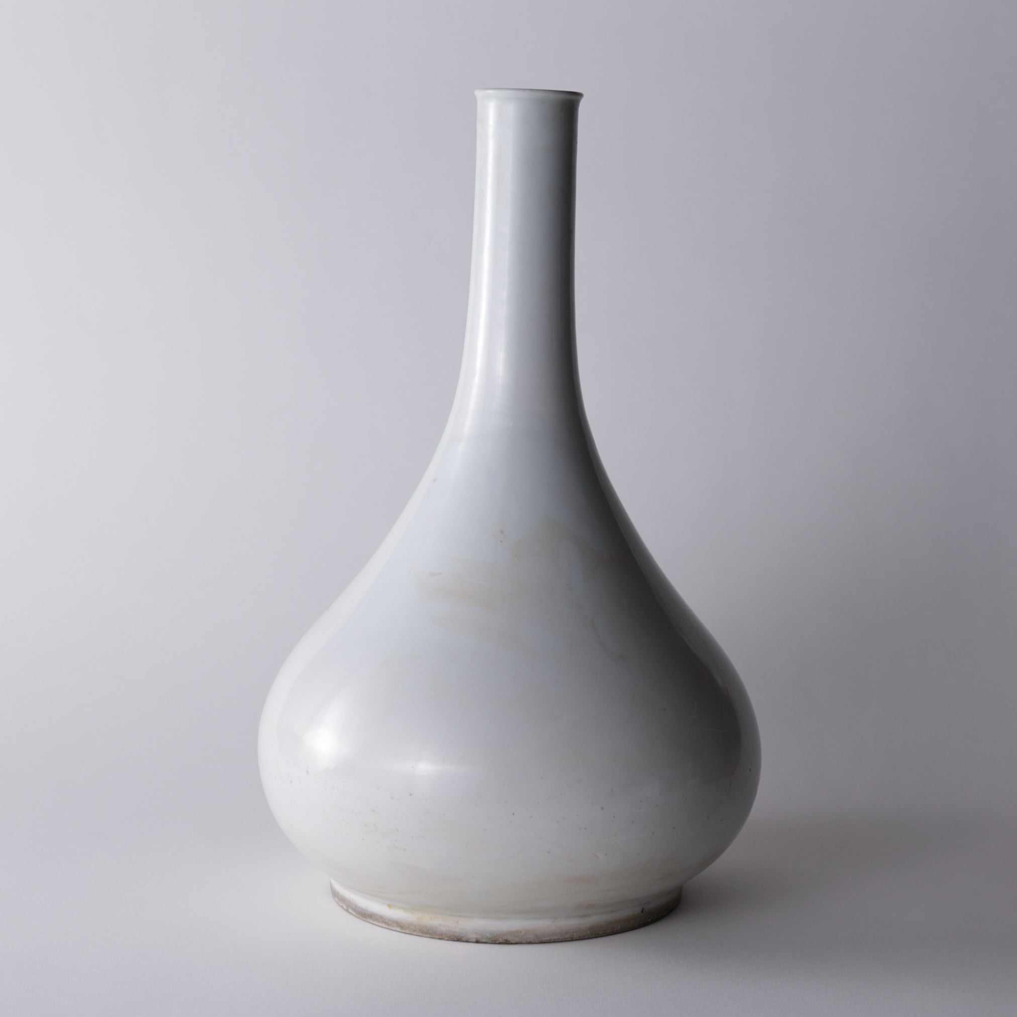 RÜBENFÖRMIGE FLASCHE, Weißporzellan, Joseon-Dynastie(1392–1897 n. Chr.)