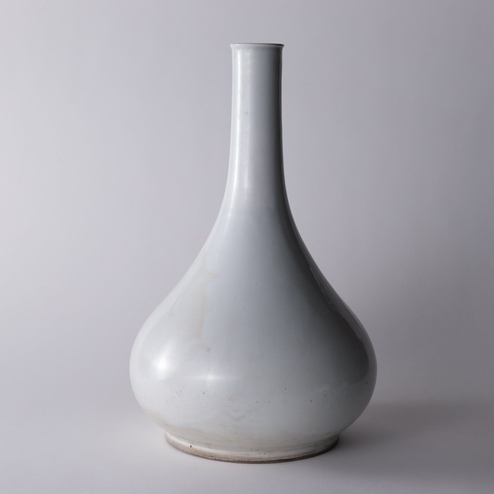 RÜBENFÖRMIGE FLASCHE, Weißporzellan, Joseon-Dynastie(1392–1897 n. Chr.)