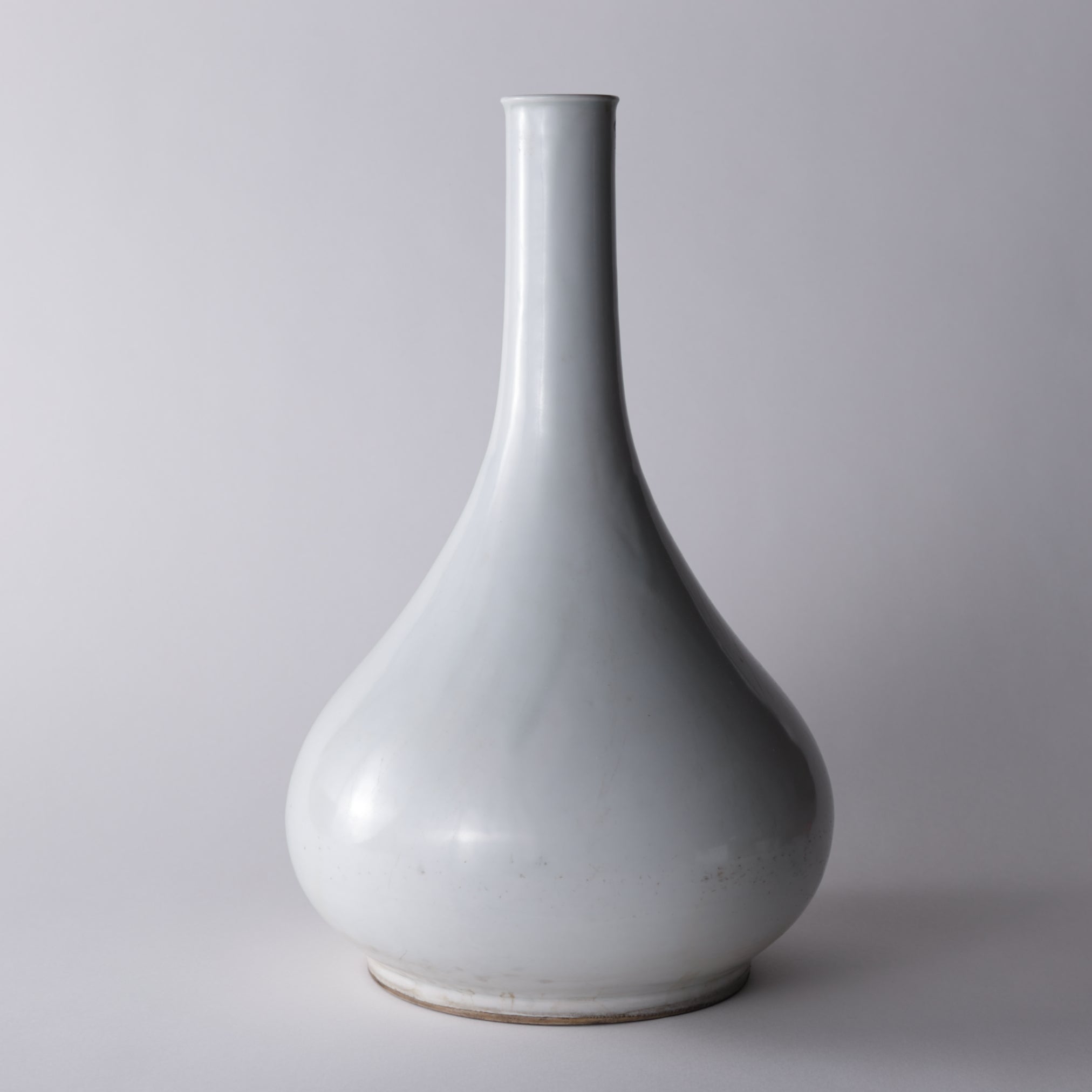 RÜBENFÖRMIGE FLASCHE, Weißporzellan, Joseon-Dynastie(1392–1897 n. Chr.)