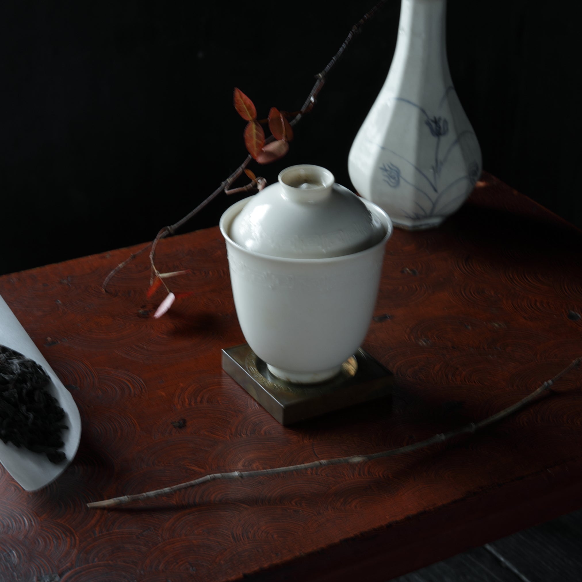 MESA PEQUEÑA, Lacada en bermellón con patrón seigaiha, Período Edo(1603–1867 d. C.)