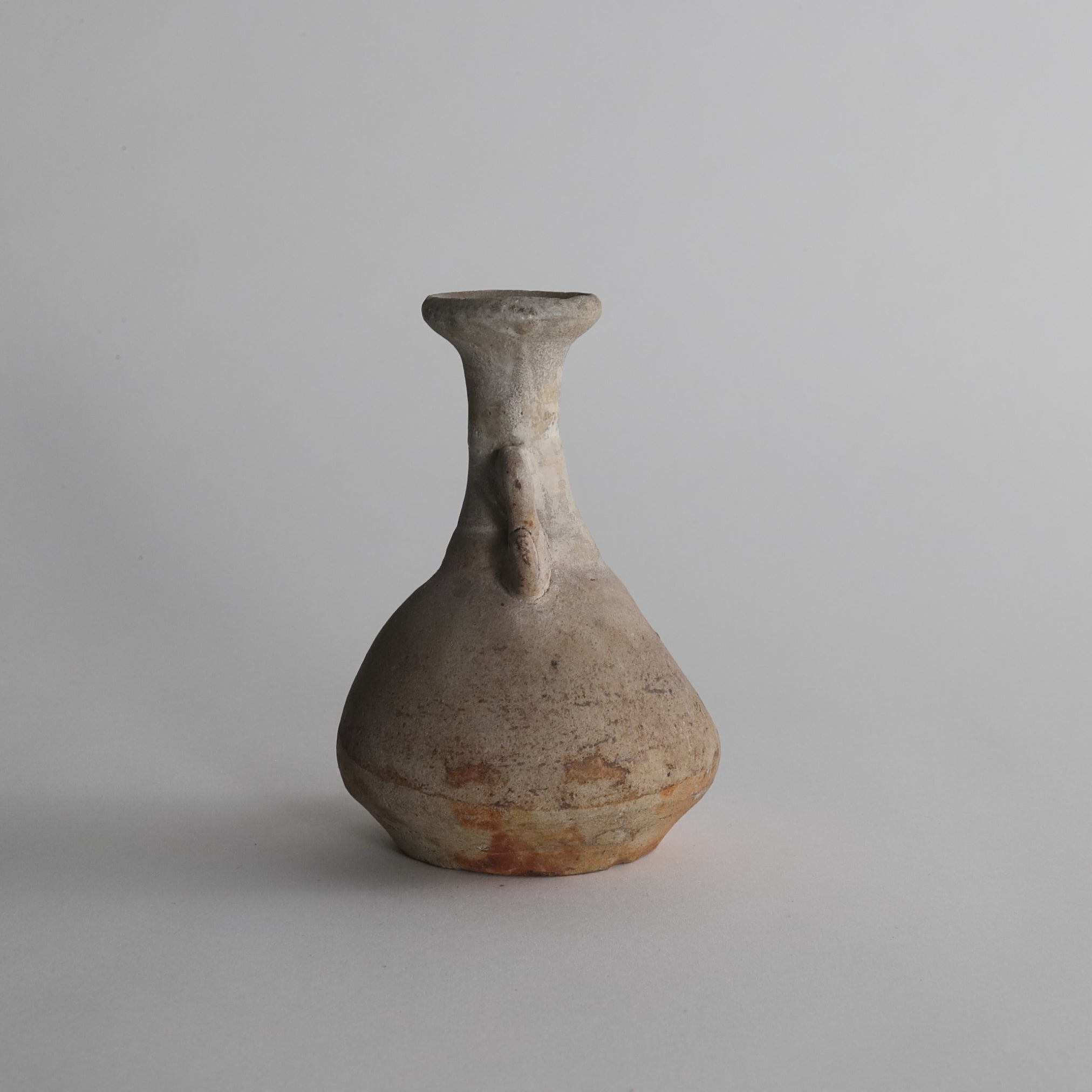 JARRÓN PARA ALTAR BUDISTA, Ko-Seto, vidriado ceniza con asas, Período Kamakura(1185–1333 d. C.)