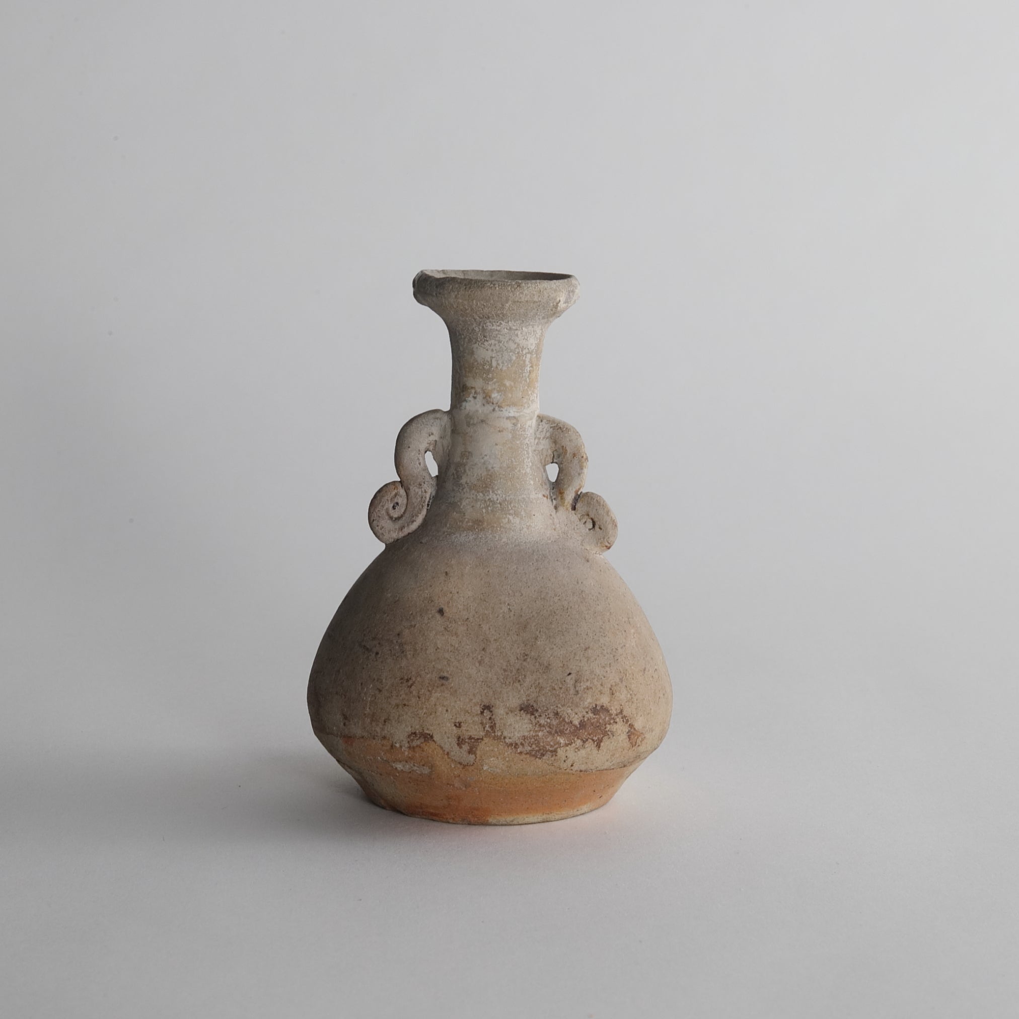 JARRÓN PARA ALTAR BUDISTA, Ko-Seto, vidriado ceniza con asas, Período Kamakura(1185–1333 d. C.)