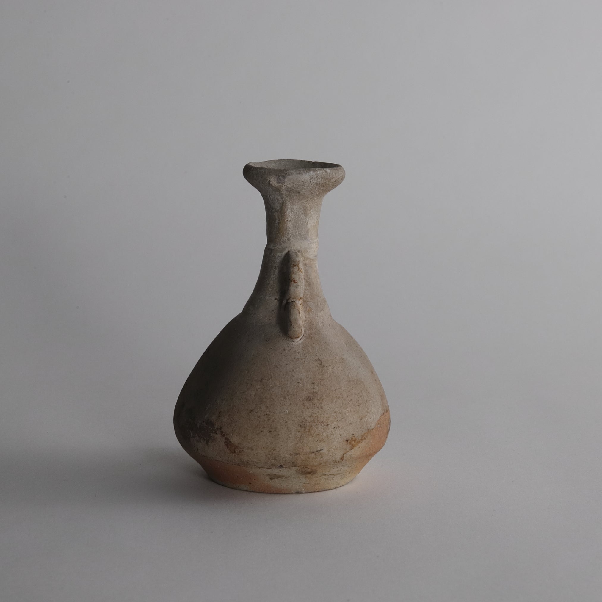 JARRÓN PARA ALTAR BUDISTA, Ko-Seto, vidriado ceniza con asas, Período Kamakura(1185–1333 d. C.)