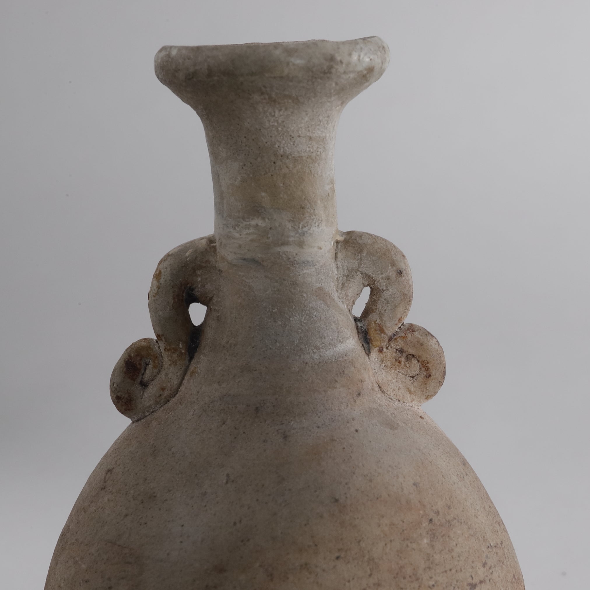 JARRÓN PARA ALTAR BUDISTA, Ko-Seto, vidriado ceniza con asas, Período Kamakura(1185–1333 d. C.)