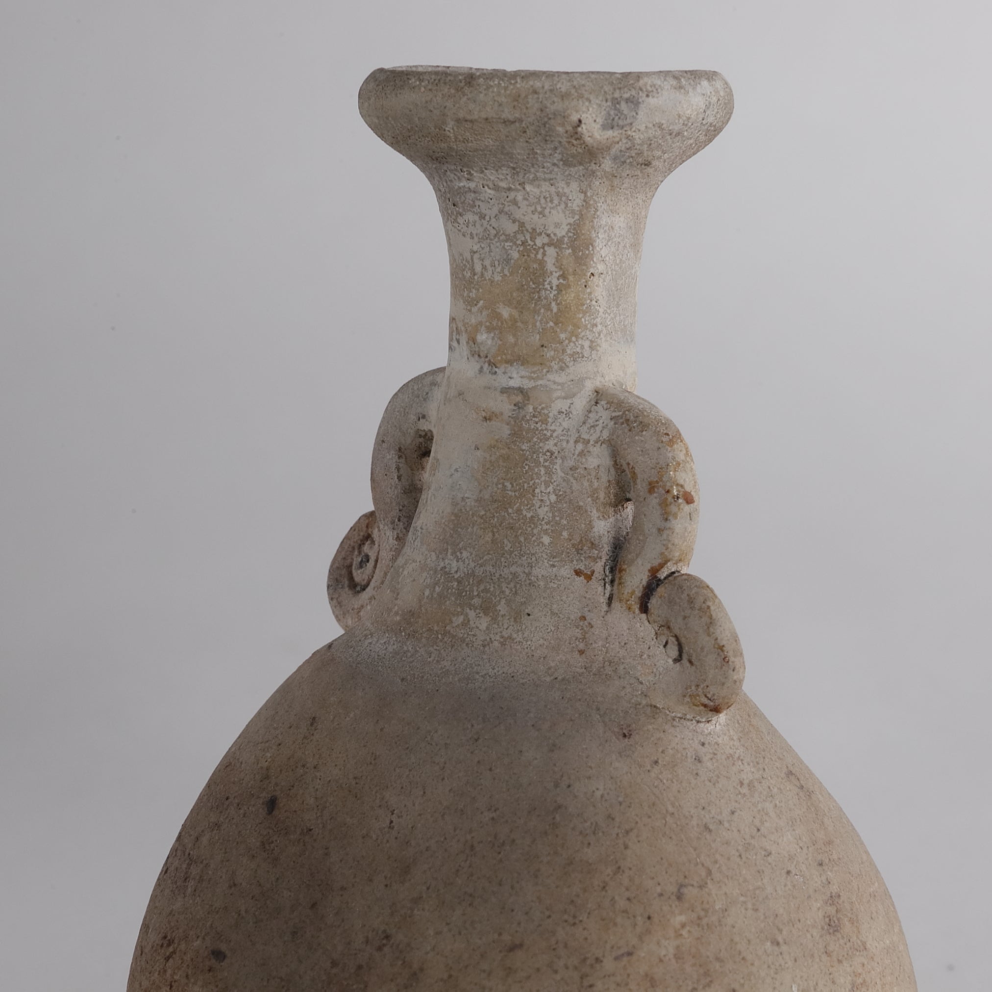 JARRÓN PARA ALTAR BUDISTA, Ko-Seto, vidriado ceniza con asas, Período Kamakura(1185–1333 d. C.)