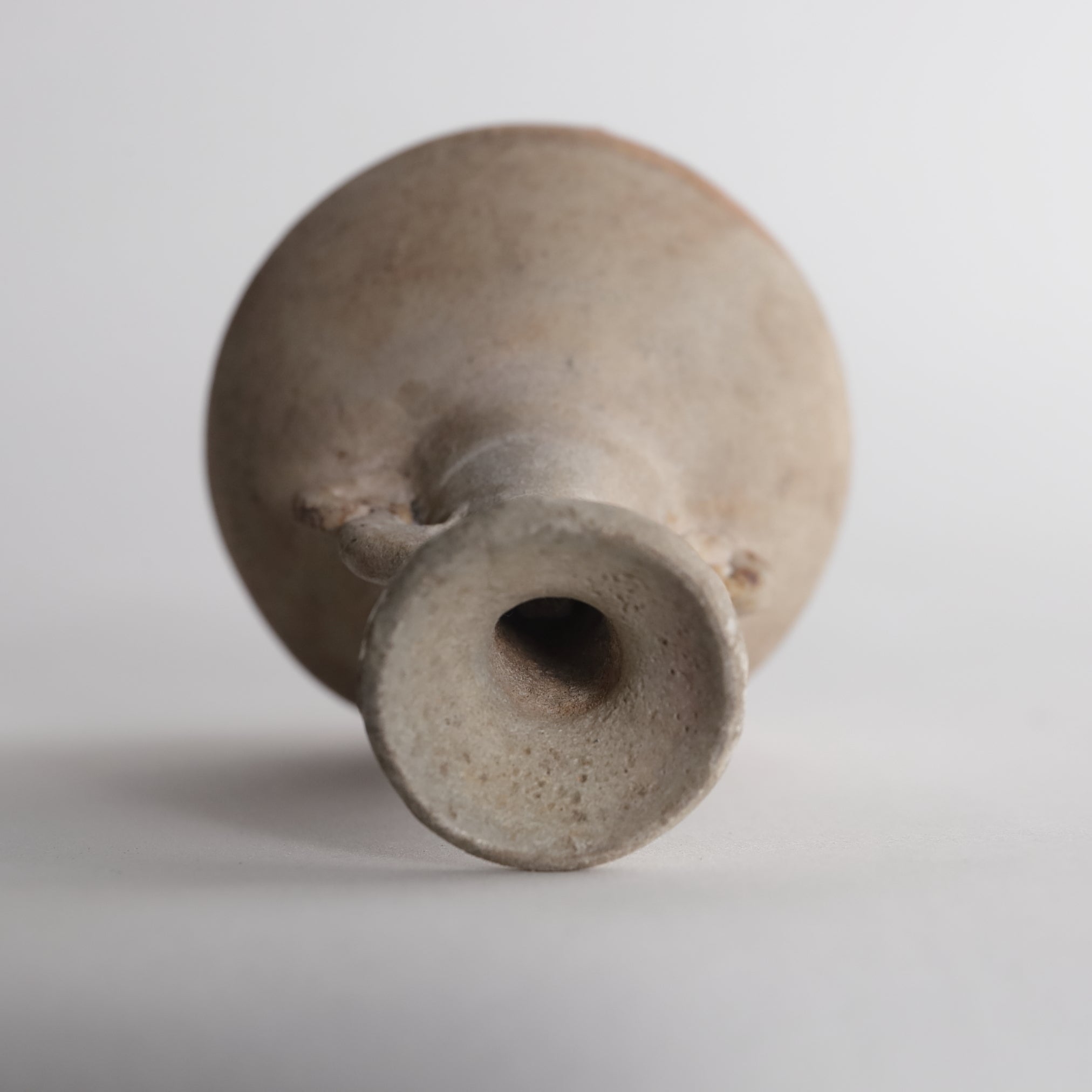 JARRÓN PARA ALTAR BUDISTA, Ko-Seto, vidriado ceniza con asas, Período Kamakura(1185–1333 d. C.)