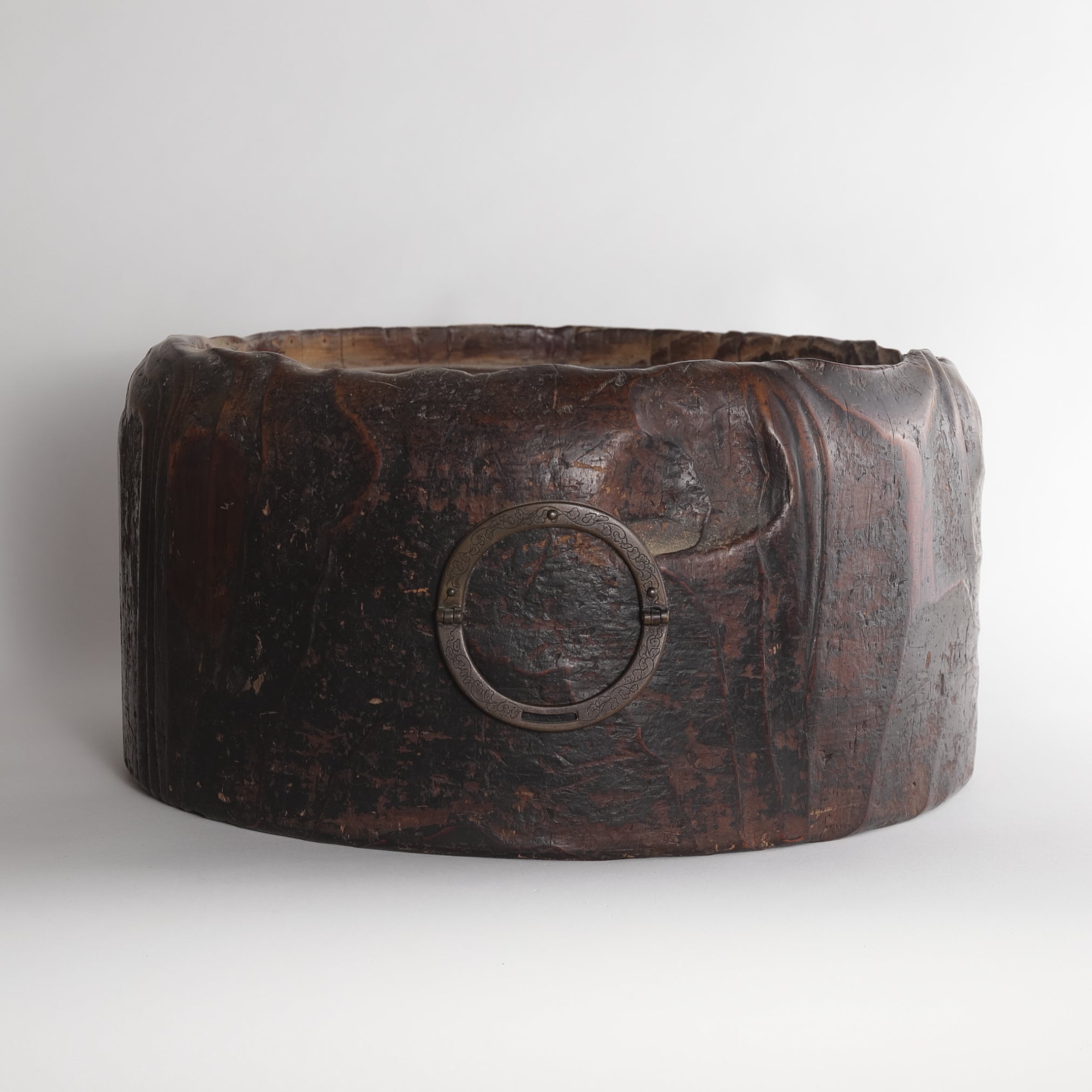BRASERO DE CARBÓN DE MADERA, Con asas de latón, Período Edo(1603–1867 d. C.)