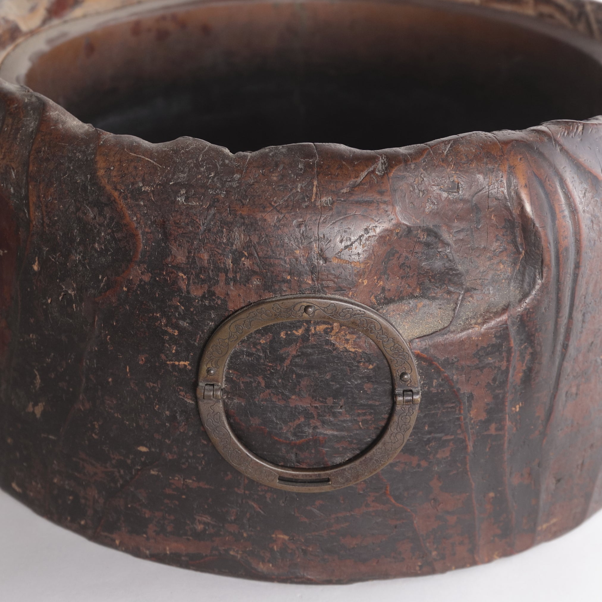 BRASERO DE CARBÓN DE MADERA, Con asas de latón, Período Edo(1603–1867 d. C.)