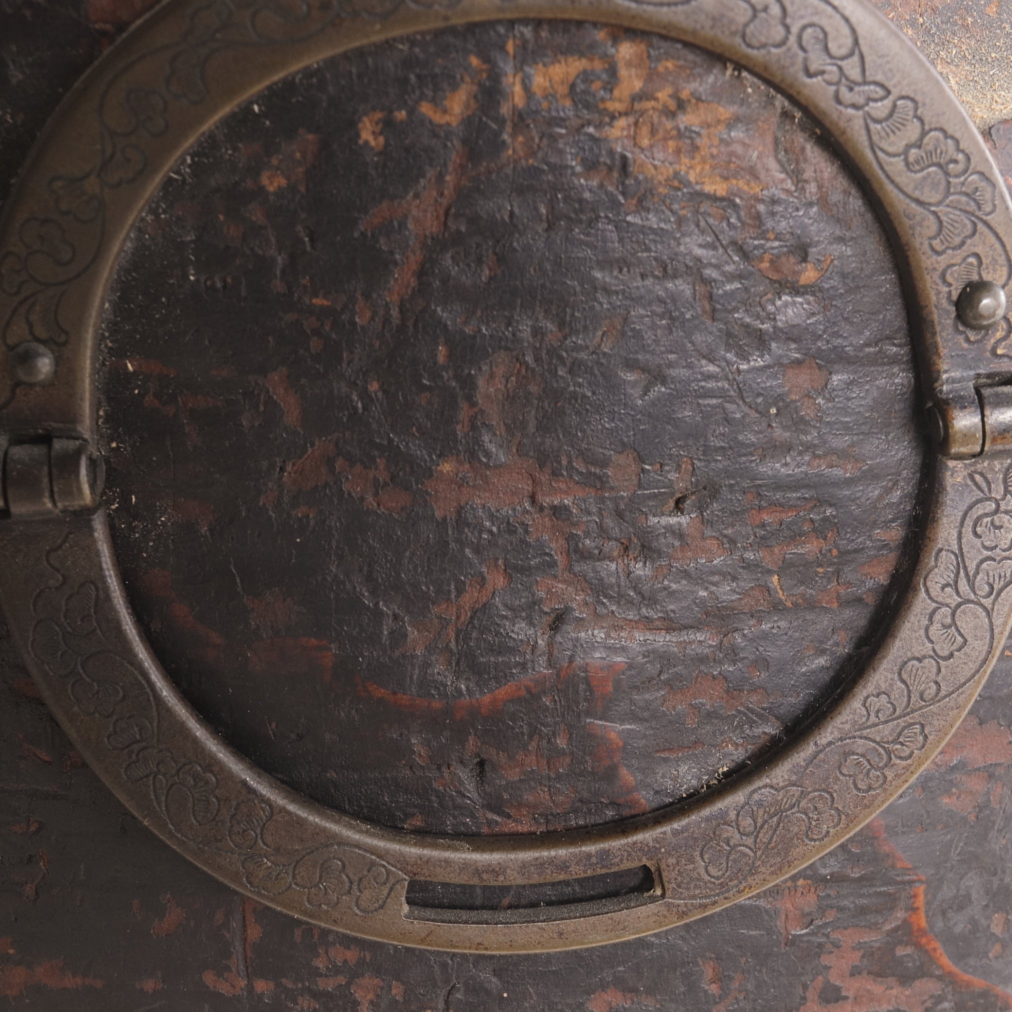 BRASERO DE CARBÓN DE MADERA, Con asas de latón, Período Edo(1603–1867 d. C.)