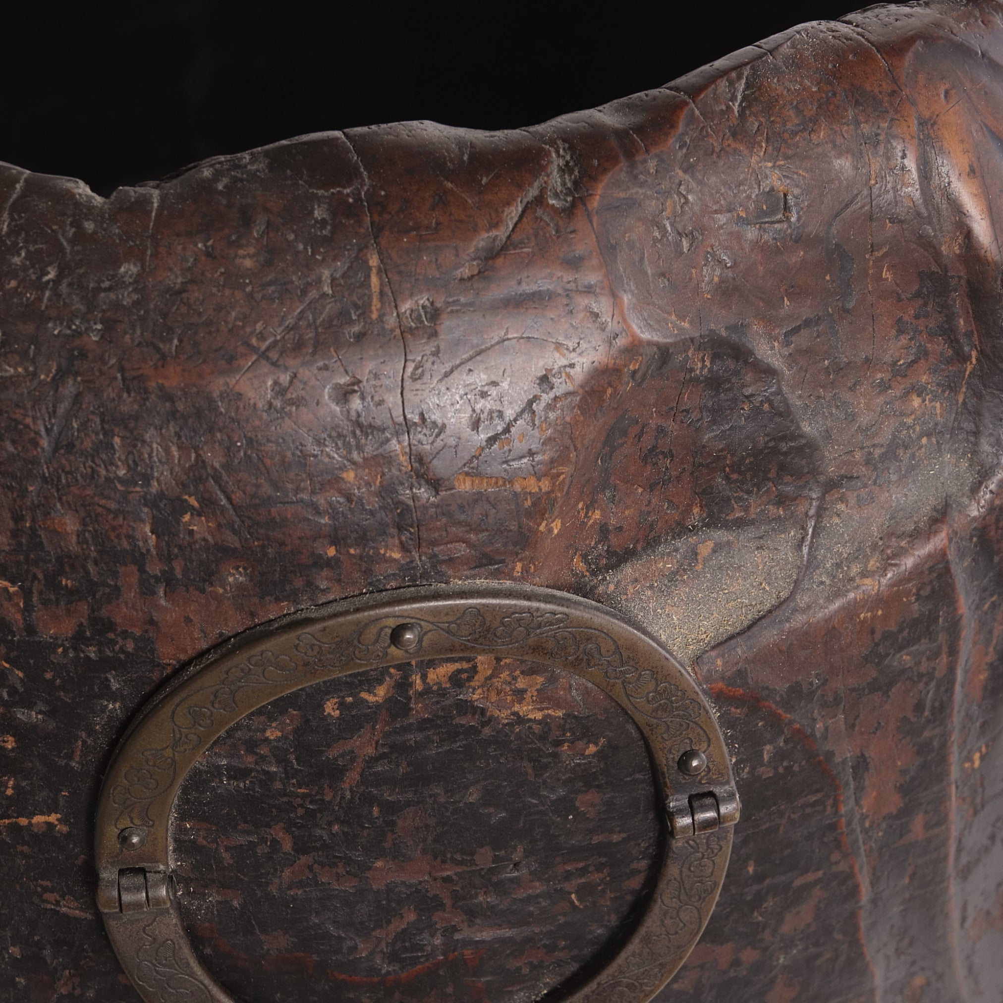 BRASERO DE CARBÓN DE MADERA, Con asas de latón, Período Edo(1603–1867 d. C.)