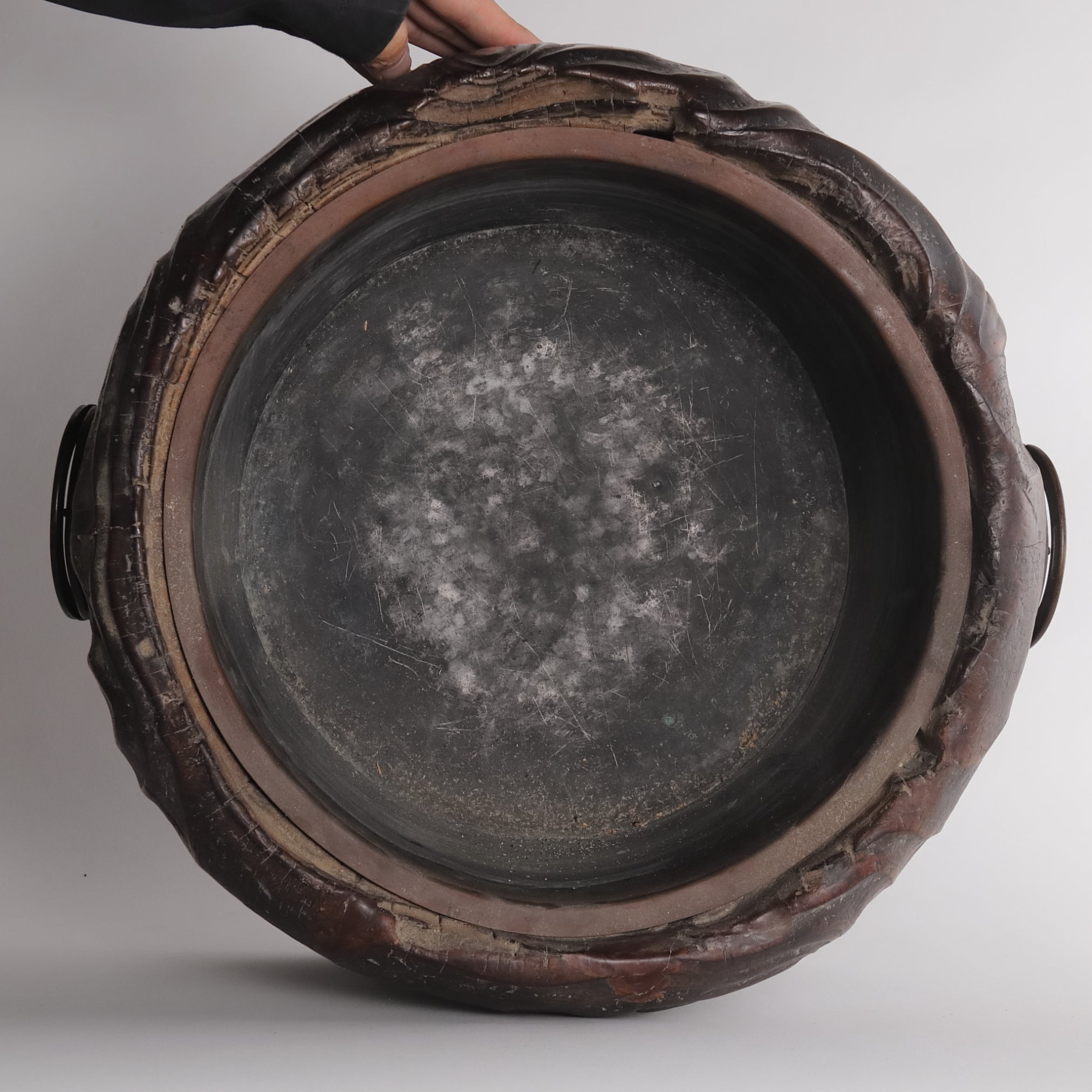BRASERO DE CARBÓN DE MADERA, Con asas de latón, Período Edo(1603–1867 d. C.)