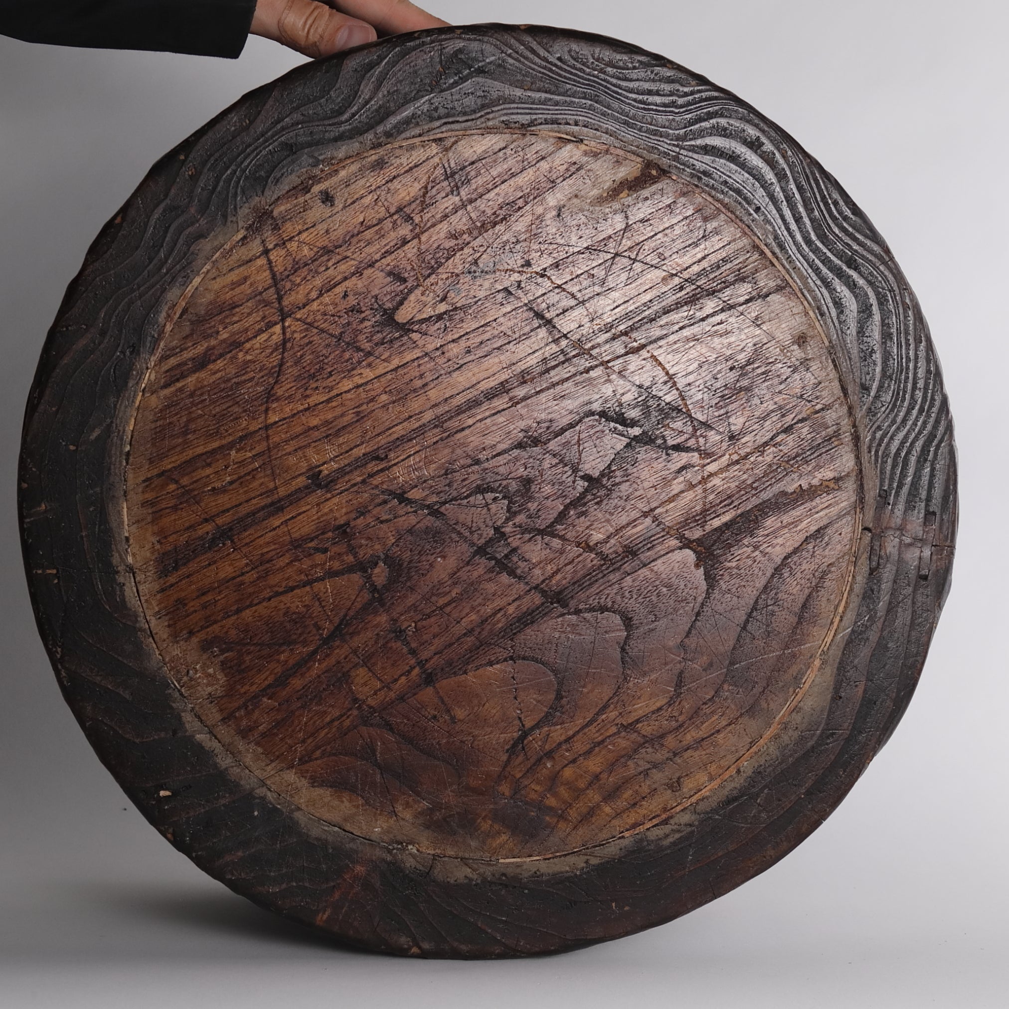 BRASERO DE CARBÓN DE MADERA, Con asas de latón, Período Edo(1603–1867 d. C.)