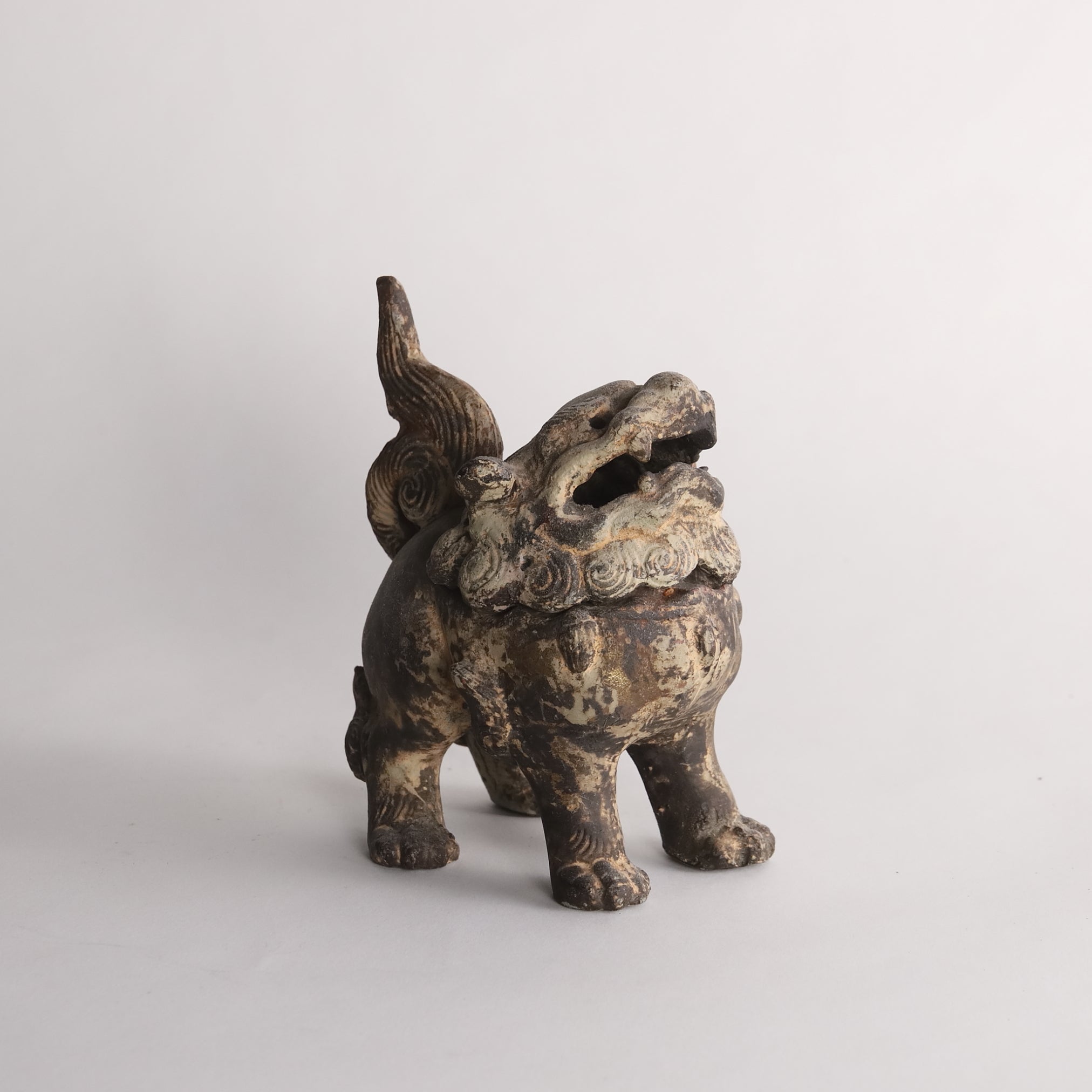 BRÛLE-PARFUM EN FORME DE LION BASÉ SUR LE FER, Période Muromachi(1336–1573 apr. J.-C.)