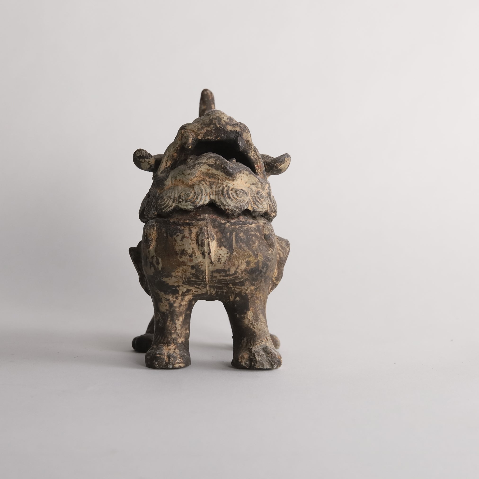 BRÛLE-PARFUM EN FORME DE LION BASÉ SUR LE FER, Période Muromachi(1336–1573 apr. J.-C.)