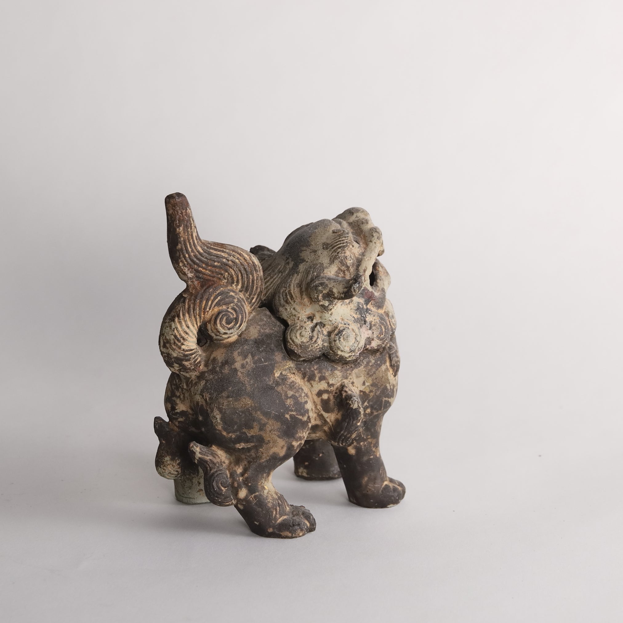 BRÛLE-PARFUM EN FORME DE LION BASÉ SUR LE FER, Période Muromachi(1336–1573 apr. J.-C.)