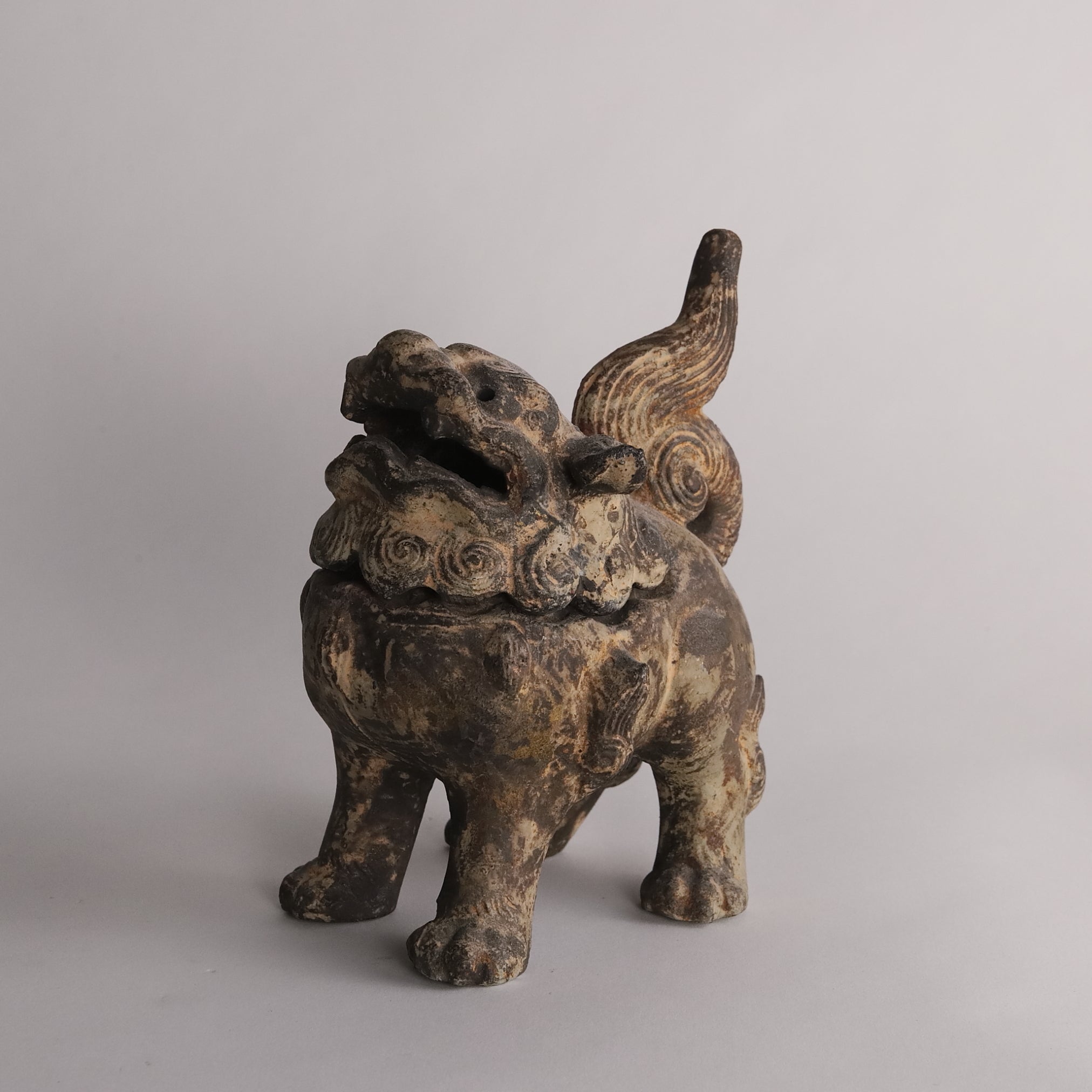 BRÛLE-PARFUM EN FORME DE LION BASÉ SUR LE FER, Période Muromachi(1336–1573 apr. J.-C.)