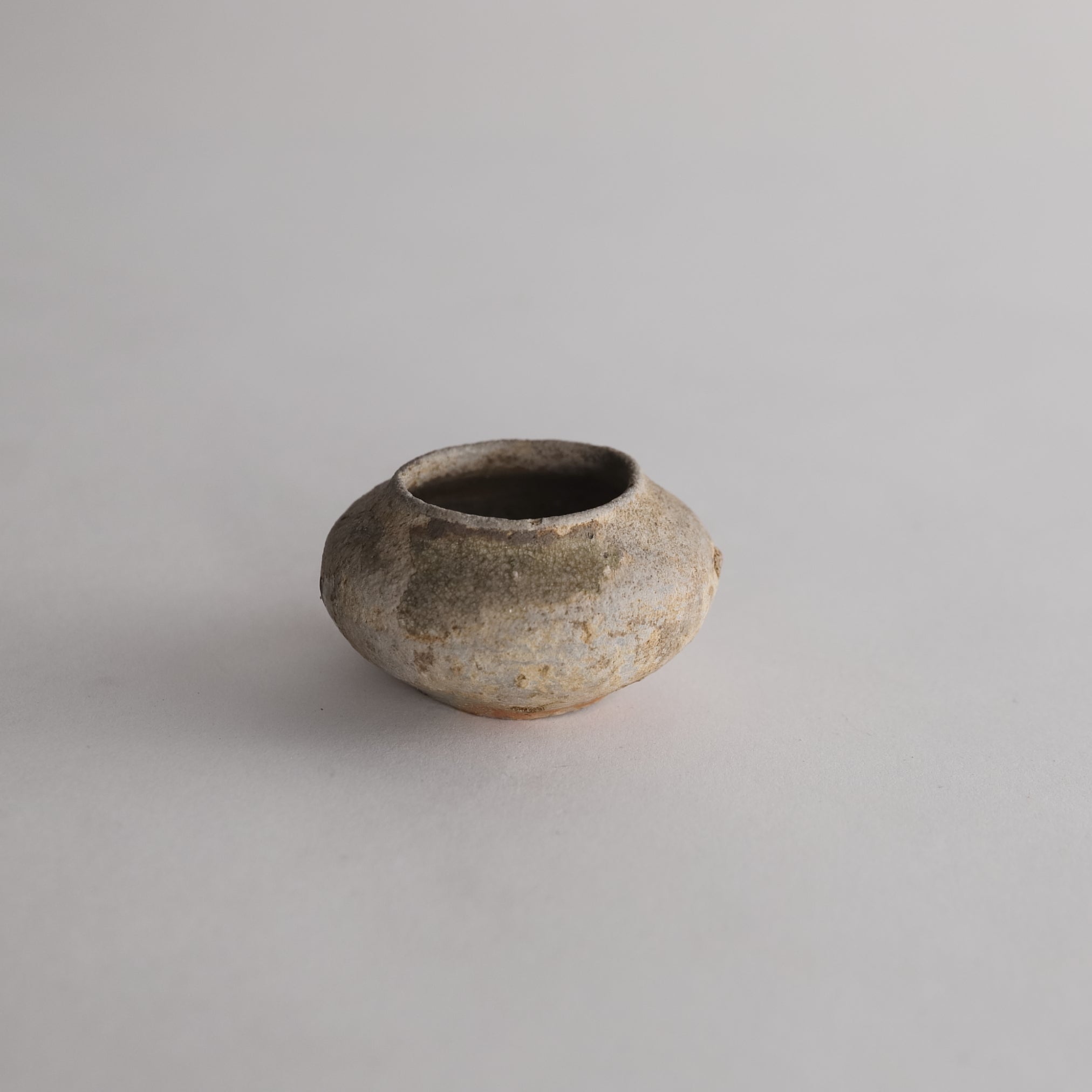 JARRA PEQUEÑA, Ko-Seto, vidriado ceniza, Período Kamakura(1185–1333 d. C.)