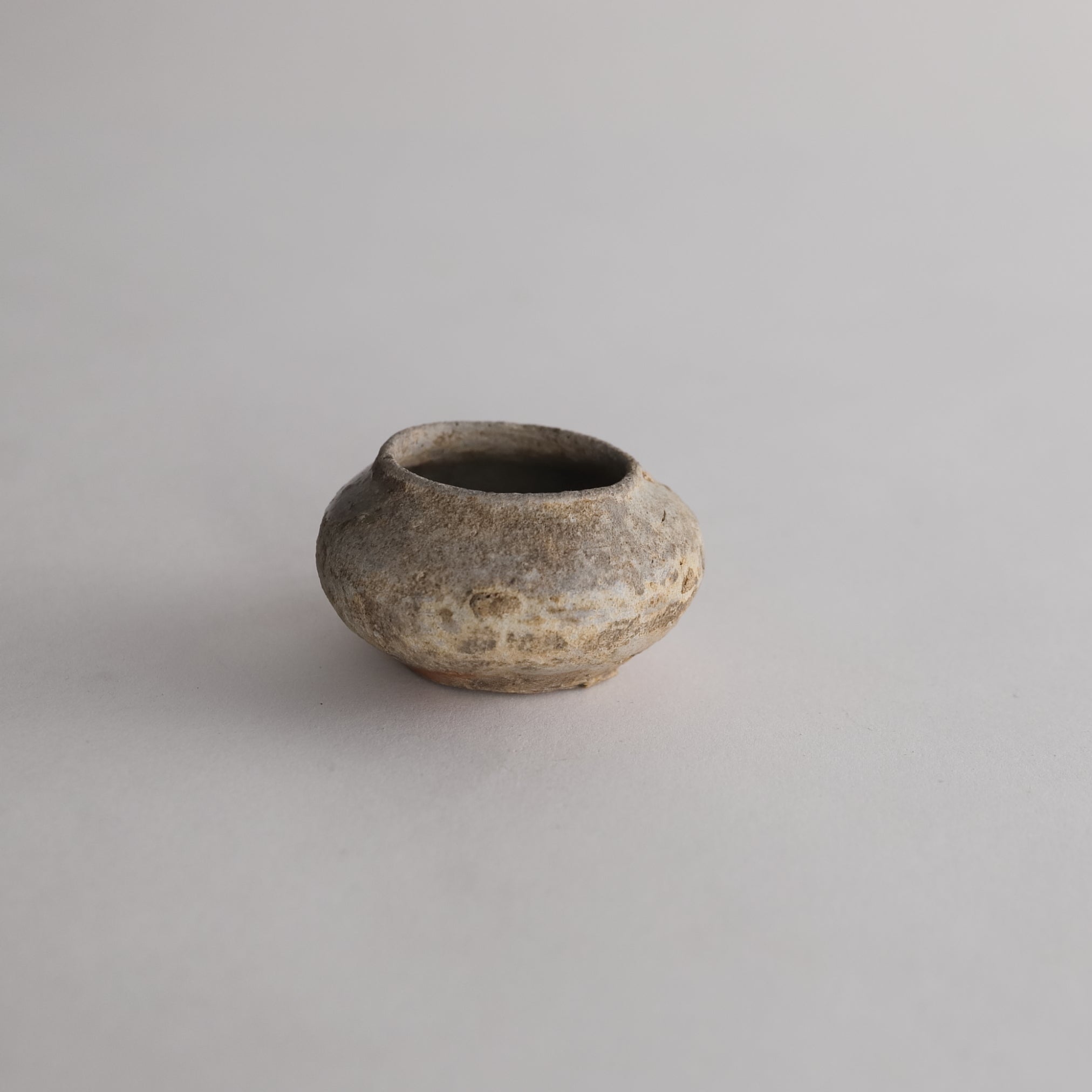 JARRA PEQUEÑA, Ko-Seto, vidriado ceniza, Período Kamakura(1185–1333 d. C.)