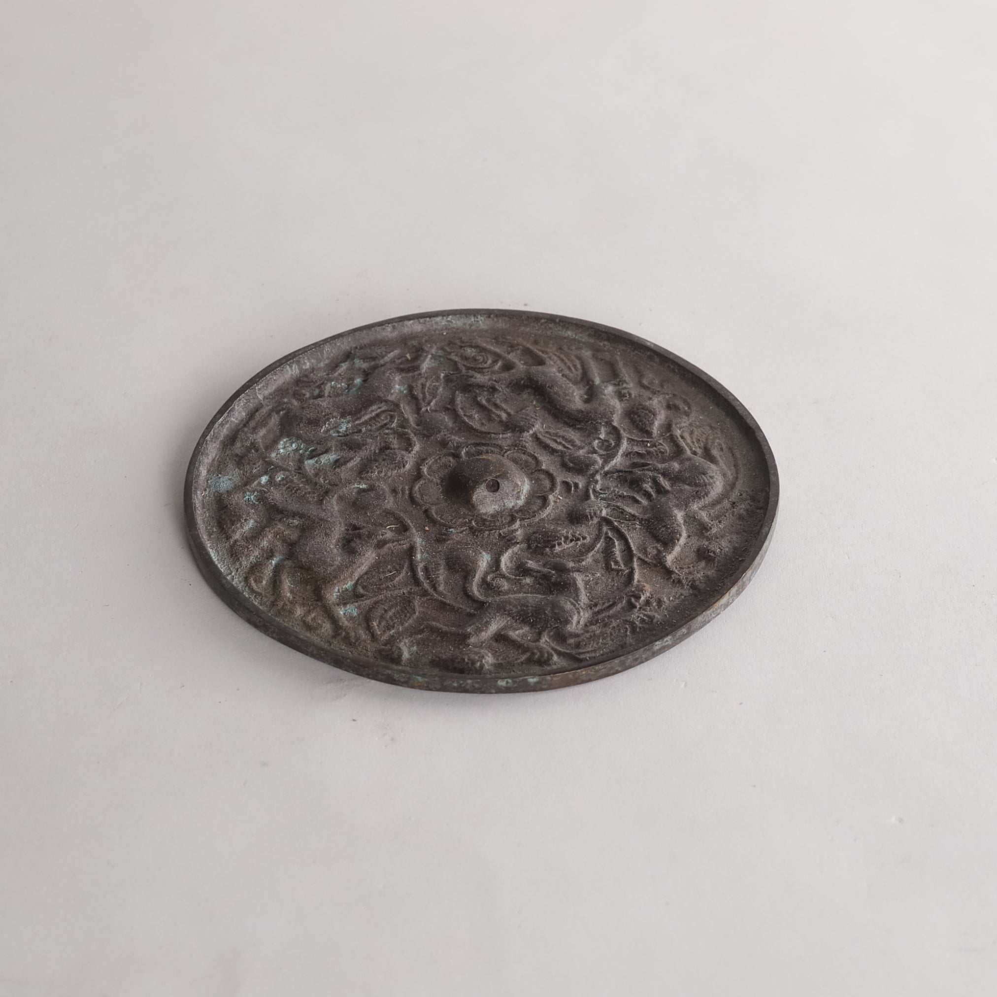 ESPEJO DE BRONCE, Tallado en relieve con diseño de bestia mítica, Mitate(espejo de bronce/pisapapeles)