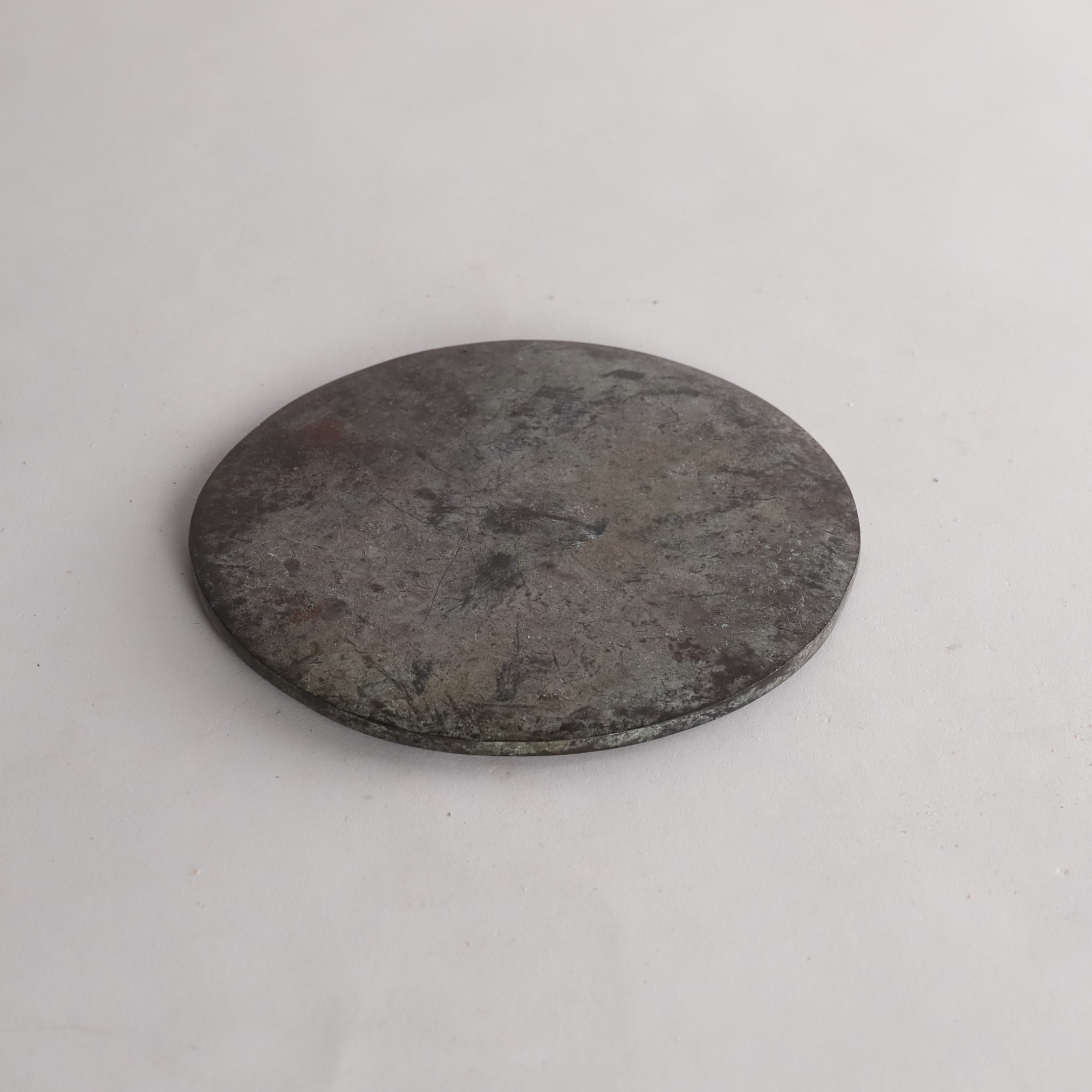 ESPEJO DE BRONCE, Tallado en relieve con diseño de bestia mítica, Mitate(espejo de bronce/pisapapeles)