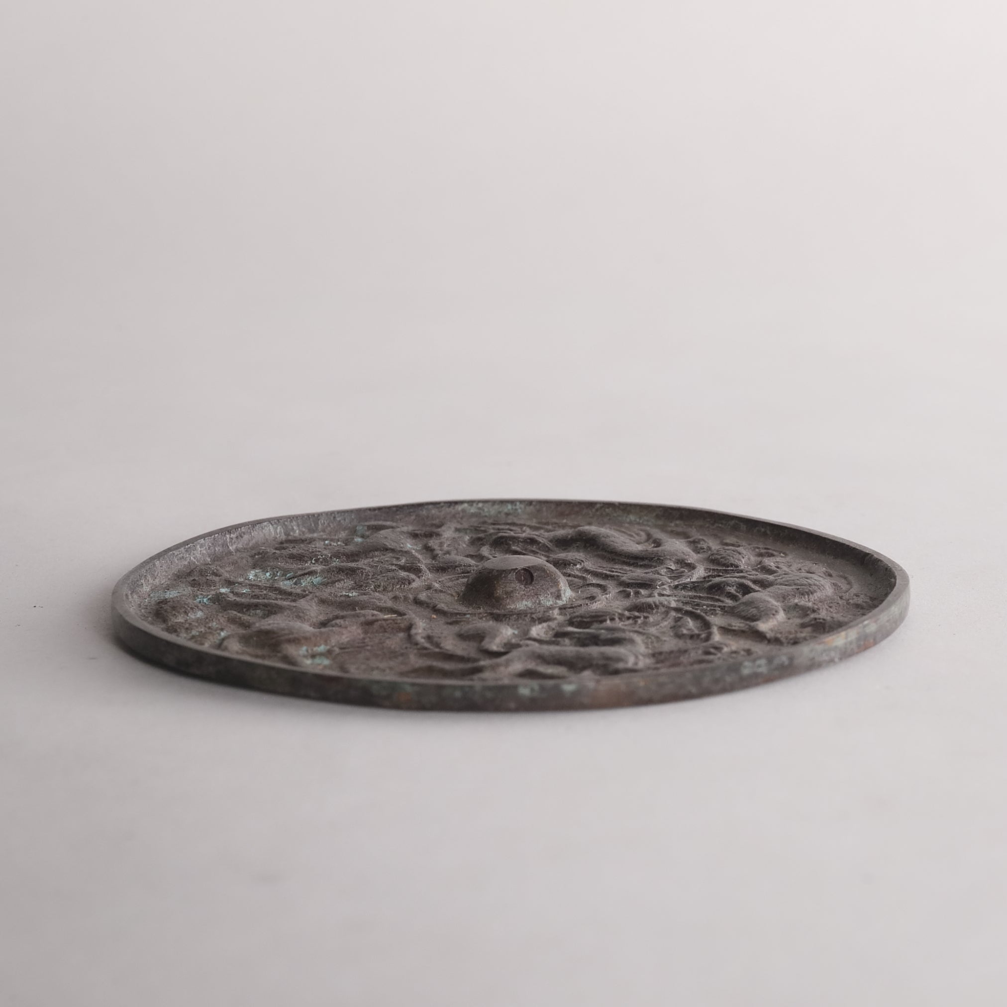 ESPEJO DE BRONCE, Tallado en relieve con diseño de bestia mítica, Mitate(espejo de bronce/pisapapeles)
