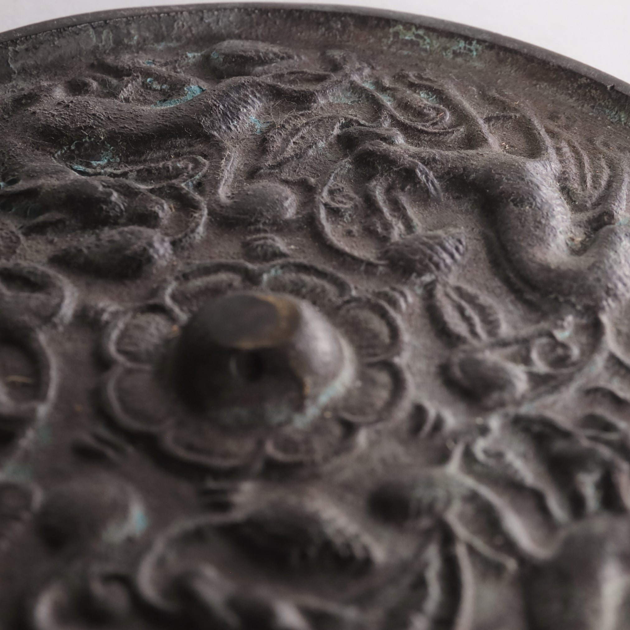 ESPEJO DE BRONCE, Tallado en relieve con diseño de bestia mítica, Mitate(espejo de bronce/pisapapeles)