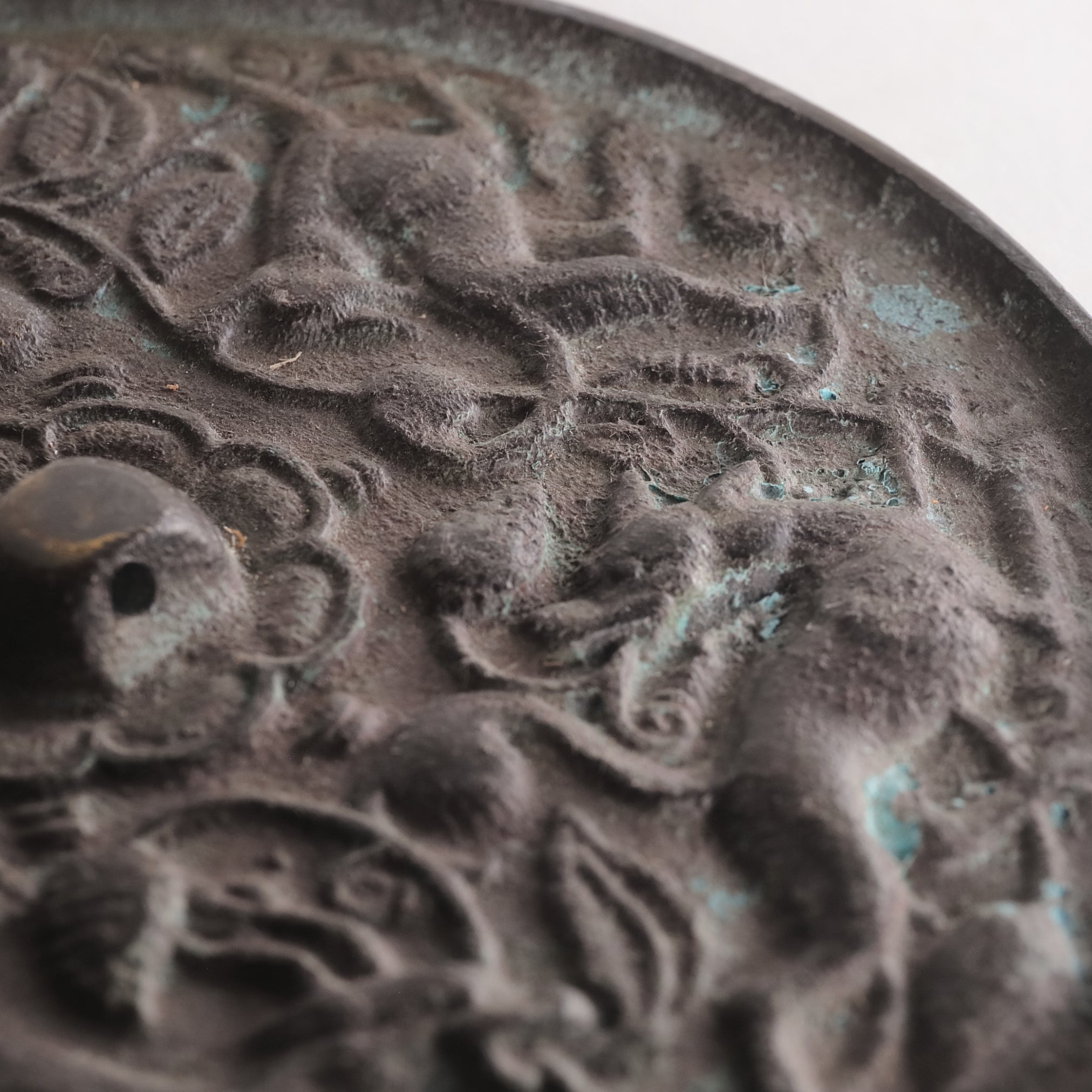 ESPEJO DE BRONCE, Tallado en relieve con diseño de bestia mítica, Mitate(espejo de bronce/pisapapeles)
