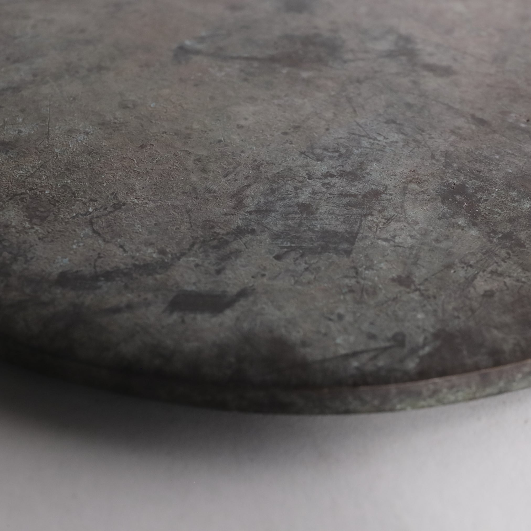ESPEJO DE BRONCE, Tallado en relieve con diseño de bestia mítica, Mitate(espejo de bronce/pisapapeles)