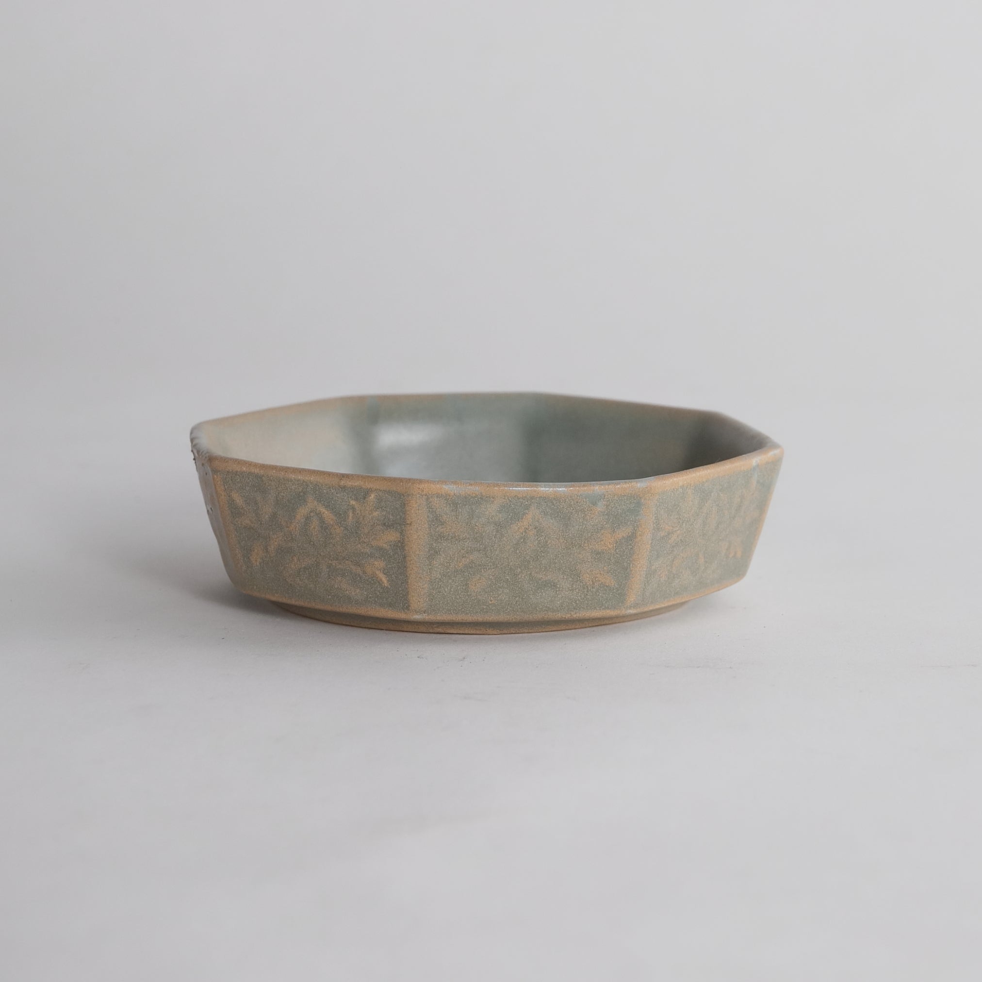 KLEINE ACHTECKIGE SCHALE, Goryeo-Celadon mit blumen-design, Goryeo-Dynastie(918–1392 n. Chr.)