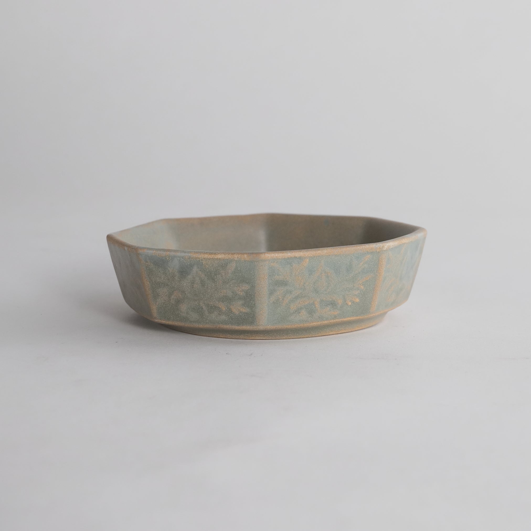 KLEINE ACHTECKIGE SCHALE, Goryeo-Celadon mit blumen-design, Goryeo-Dynastie(918–1392 n. Chr.)